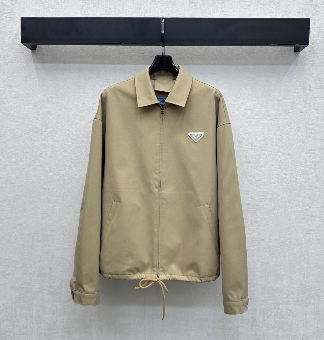 NO:666727,Prad*2025 new products are on the shelves. Lapel jacket. Customized YB imported windproof and waterproof material. Stiff and stylish. High-end texture. Use zipper to adjust the placket and drawstring at the hem to tighten the design. Modify the cuff buttons to add layering to the look. The iconic triangular letter logo element is embellished on the chest to highlight the brand tone. Development of surface accessories. Lapel zipper jacket. Daily jacket and windbreaker layering. Trendy and fashionable. High version, prada, jackets &  coats,jackets & coats, 19860909Prad*2025新品上架 翻领冲锋衣外套 定制YB进口防风防水材质 挺括有型 质感高级 沿用拉链调节开襟搭配下摆抽绳收紧设计 袖口纽扣修饰处理 增添造型层次感 胸前点缀标志性三角形字母徽标元素 彰显品牌调性 面辅料开发 翻领拉链夹克外套 日常夹克风衣叠穿 潮流时髦 高版本,,prada,jackets & coats,jackets & coats, ,Women's clothing