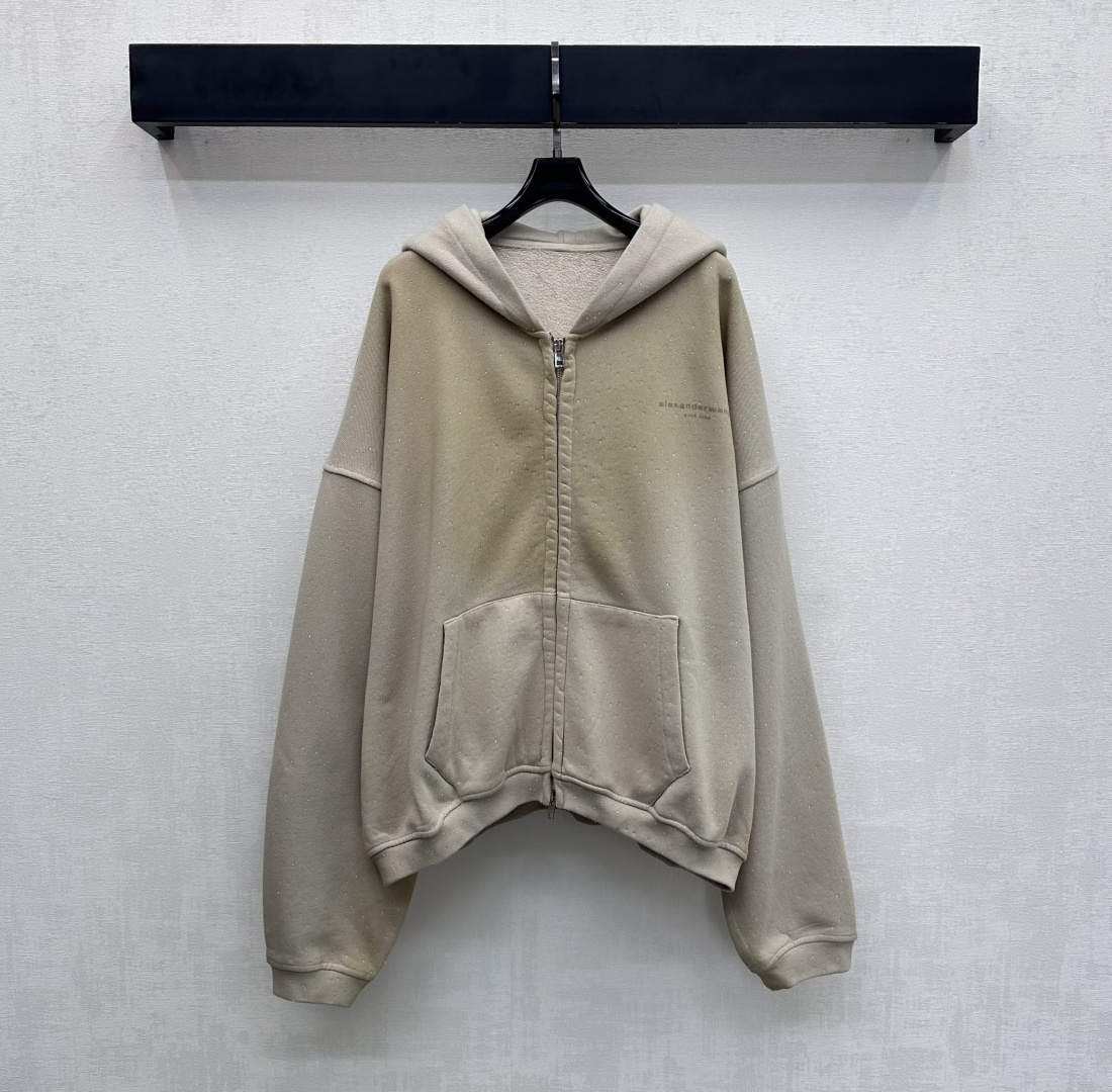 NO:667133,Alexander Wan*2025 new products are on the shelves. Hooded starry sky rhinestone zipper jacket. Customized YB imported raw twill cotton material. High quality, comfortable and warm. The whole body is made of dark blue gradient rhinestones to integrate into eye-catching design. It is matched with zipper to adjust the placket and dropped shoulders. The loose version adds a sense of layering to the look. The iconic printed letter logo element is embellished on the chest to highlight the brand tone. Development of surface accessories. Hooded slip-shoulder zipper sweatshirt jacket is cut and matched with trousers of the same series.  Complete set to wear with high street style. You can also buy it separately. High version in 2 colors, hoodie, sweatshirts, jackets & coats, hats,  19860909Alexander Wan*2025新品上架 连帽星空烫钻拉链外套 定制YB进口原生斜纹全棉材质 质感上乘 舒适保暖 整体采用深蓝渐变烫钻融入吸睛设计 配合拉链调节开襟与落肩宽松版型处理 增添造型层次感 胸前点缀标志性印花字母徽标元素 彰显品牌调性 面辅料开发 连帽溜肩拉链卫衣外套剪裁 搭配同系列长裤 成套穿搭高街风造型 也可分开购入 高版本2色,,hoodie,sweatshirts,jackets & coats,hats, ,Women's clothing