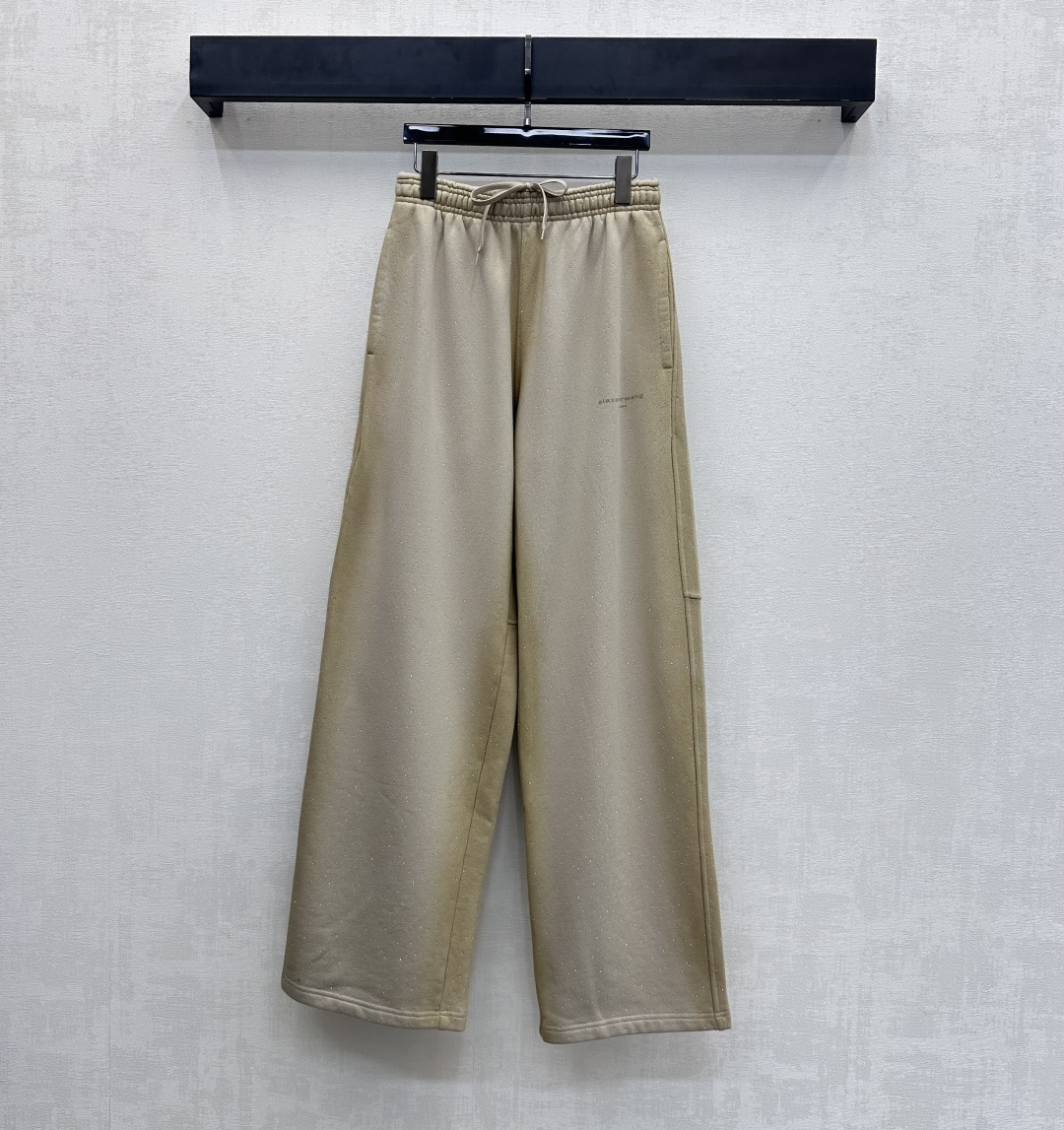 NO:667139,Alexander Wan*2025 new products are on the shelves. Drawstring starry sky rhinestone trousers. Customized YB imported virgin twill cotton material. High-quality texture. Comfortable and warm. The whole body is made of dark blue gradient rhinestones to integrate into the eye-catching design. The elastic drawstring at the waist is double-processed to add layering to the look. The waist and hip are embellished with iconic printed letter logo elements on one side to highlight the brand tone. Surface accessories development. Drawstring wide-leg trousers are cut. Paired with sweatshirts and jackets from the same series. Complete set to match high street style.  Can also be purchased separately, high version 2 colors, hoodie, sweatshirts, jackets & coats,  19860909Alexander Wan*2025新品上架 抽绳星空烫钻长裤 定制YB进口原生斜纹全棉材质 质感上乘 舒适保暖 整体采用深蓝渐变烫钻融入吸睛设计 腰间松紧抽绳双重处理 增添造型层次感 腰胯单侧点缀标志性印花字母徽标元素 彰显品牌调性 面辅料开发 抽绳阔腿长裤剪裁 搭配同系列卫衣外套 成套穿搭高街风造型 也可分开购入 高版本2色,,hoodie,sweatshirts,jackets & coats, ,Women's clothing