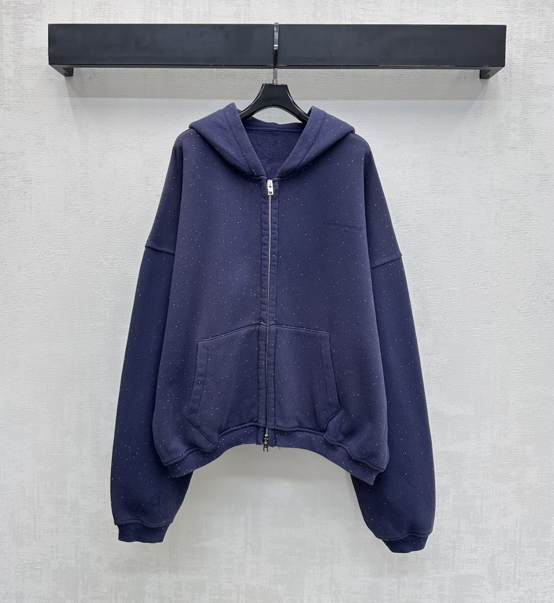 NO:667144,Alexander Wan*2025 new products are on the shelves. Hooded starry sky rhinestone zipper jacket. Customized YB imported raw twill cotton material. High quality, comfortable and warm. The whole body is made of dark blue gradient rhinestones to integrate into eye-catching design. It is matched with zipper to adjust the placket and dropped shoulders. The loose version adds a sense of layering to the look. The iconic printed letter logo element is embellished on the chest to highlight the brand tone. Development of surface accessories. Hooded slip-shoulder zipper sweatshirt jacket is cut and matched with trousers of the same series.  Complete set to wear with high street style. You can also buy it separately. High version in 2 colors, hoodie, sweatshirts, jackets & coats, hats,  19860909Alexander Wan*2025新品上架 连帽星空烫钻拉链外套 定制YB进口原生斜纹全棉材质 质感上乘 舒适保暖 整体采用深蓝渐变烫钻融入吸睛设计 配合拉链调节开襟与落肩宽松版型处理 增添造型层次感 胸前点缀标志性印花字母徽标元素 彰显品牌调性 面辅料开发 连帽溜肩拉链卫衣外套剪裁 搭配同系列长裤 成套穿搭高街风造型 也可分开购入 高版本2色,,hoodie,sweatshirts,jackets & coats,hats, ,Women's clothing