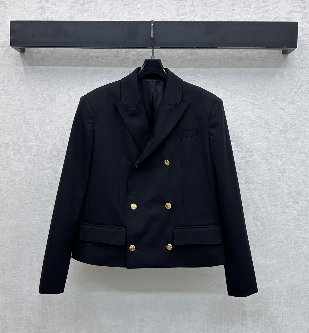 NO:667121,Celin*2025 new products are on the shelves. Right shoulder lapel double-breasted jacket. Customized YB imported 100% fine imitation wool material. High-quality texture. Comfortable and stylish. The double-row metal Arc de Triomphe round buckle is used to adjust the placket design to highlight the brand's tone. Gun lapel with symmetrical flap pocket processing to add layering to the look. Surface accessories development. Lapel suit jacket tailoring. The outfit looks slim and stylish. High version, celine, jackets & coats, business suit,  19860909Celin*2025新品上架 正肩翻领双排扣外套 定制YB进口百分百精仿羊毛材质 质感上乘 舒适有型沿用双排金属凯旋门圆扣调节开襟设计 彰显品牌调性 枪驳领配合对称翻盖口袋处理增添造型层次感 面辅料开发 翻领西装外套剪裁 穿搭显瘦洋气高级  高版本,,celine,jackets & coats,business suit, ,Women's clothing