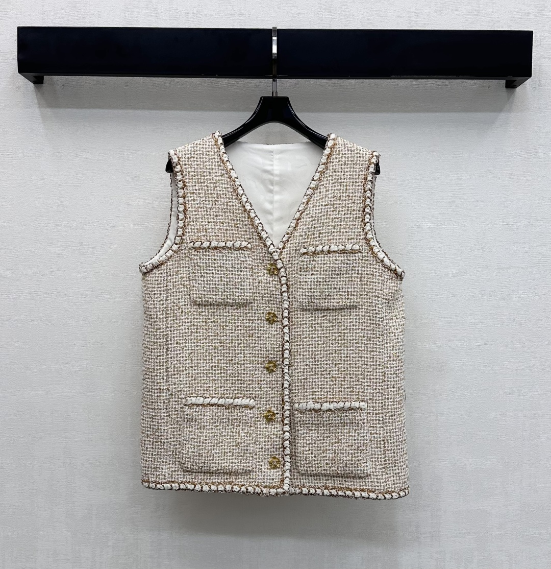 NO:667140,Chane*2025 new products are on the shelves. Woolen wool dress vest. Customized YB imported woolen material. High-quality texture. Comfortable and stylish. The collar extends to the hem with binding details. The cuffs and pockets are hemmed to add a sense of layering. Metal flower rhinestones and the iconic double C letters are integrated into the button placket adjustment design to highlight the brand tone. The development of surface accessories. V-neck sleeveless vest tailoring. Suitable for layering. The inner shirt is for intellectual commuting.  Pair it with a sweater for a lazy French style. High version, chanel, shirts,  19860909Chane*2025新品上架 粗纺羊毛洋装马甲 定制YB进口羊毛呢材质 质感上乘 舒适有型 领边延伸至下摆采用捆边细节处理 袖口和口袋边包边呼应 增添造型层次感 沿用金属花朵水钻与标志性双C字母融入纽扣开襟调节设计 彰显品牌调性 面辅料开发 V领无袖马甲剪裁 适配叠穿 内搭衬衫是知性通勤 配针织衫是慵懒法式  高版本,,chanel,shirts, ,Women's clothing