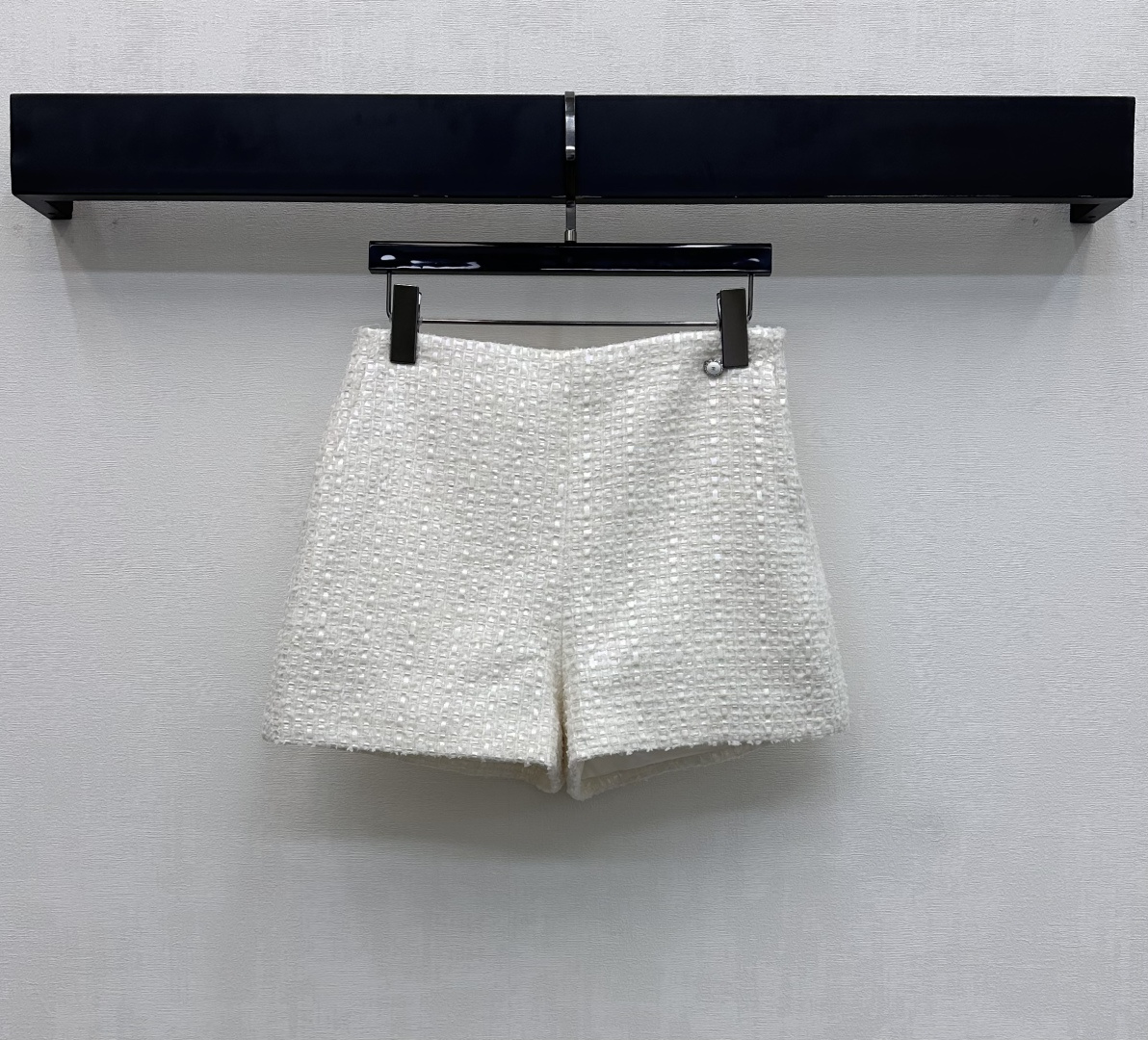 NO:667529,Chane*2025 new products are on the shelves. Woolen dress shorts. Customized YB imported woolen woolen material. High-end texture and full appearance. The delicate woven texture is spread all over the body to present a sparkling visual enjoyment. With symmetrical pockets and side zipper adjustment design, it adds a layered look. The iconic double C letter logo element is decorated on one side of the waist and hip to highlight the brand's tone. Development of surface accessories. High-waisted dress shorts cut. Can be paired with the same series of jackets.  The complete set is gorgeous and full of European style. It perfectly interprets the elegance and sense of gold. It can also be purchased separately. High version 36 38 40,,chanel,shorts,jackets & coats, 19860909Chane*2025新品上架 粗纺洋装短裤 定制YB进口粗纺羊毛呢材质 质感高级 品相十足 采用细腻的编织纹理满铺于全身 呈现出波光粼粼视觉享受 配合对称插兜口袋与侧拉链调节设计 增添造型层次感 腰胯单侧点缀标志性双C字母徽标元素装饰 彰显品牌调性 面辅料开发 高腰洋装短裤剪裁 可搭配同系列外套 成套穿搭华丽欧式风情十足 完美演绎优雅千金感 也可分开购入 高版本36 38 40,,chanel,shorts,jackets & coats, ,Women's clothing