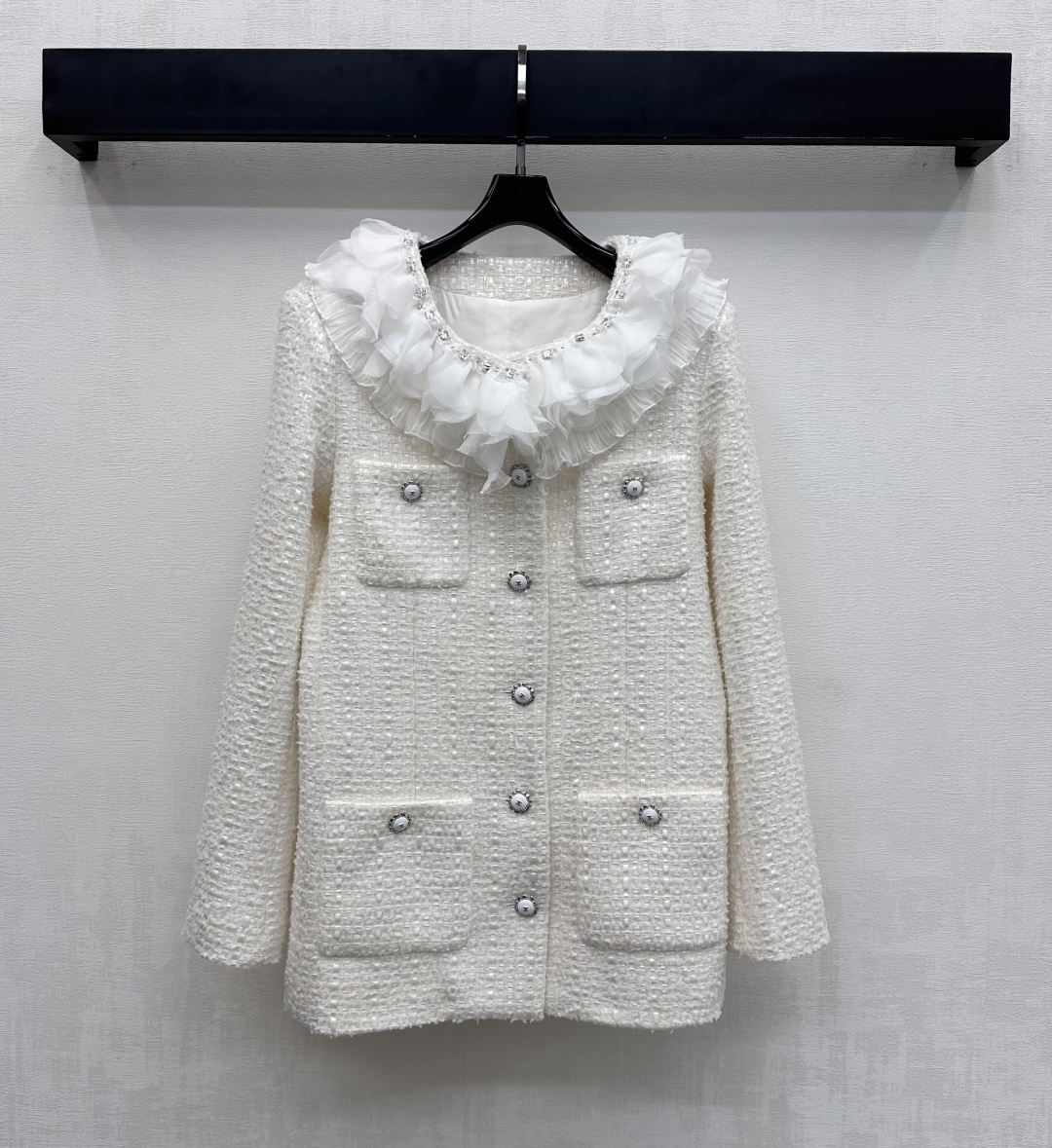 NO:667537,Chane*2025 new products are on the shelves. Layered lace dress jacket. Customized YB imported slub woolen material. High-end texture and full quality. Bead embroidery on the collar and fixed accordion pleat lace decoration. The four front pockets and the metal chain decoration design on the inside of the hem add a sense of layering. The iconic engraved double C letter buttons are used to adjust the placket. The delicate woven texture is spread throughout the entire body to highlight the brand's tone. Surface accessories development. Round neck dress jacket tailoring.  It can be paired with high-waisted shorts from the same series. It can be worn as a complete set to show off the style of a celebrity. It can perfectly interpret the elegance and sense of gold. It can also be purchased separately. High version 36 38 40,,chanel,shorts,jackets & coats, 19860909Chane*2025新品上架 层叠花边洋装外套 定制YB进口粗纺羊毛呢材质 质感高级 品相十足 领边钉珠刺绣固定风琴褶皱花边装饰 前襟四口袋与衣摆内侧金属链条装饰设计 增添造型层次感 沿用标志性刻印双C字母纽扣调节开襟处理 配合细腻的编织纹理满铺于整体 彰显品牌调性 面辅料开发 圆领洋装外套剪裁 可搭配同系列高腰短裤 成套穿搭名媛格调立显 完美演绎优雅千金感 也可分开购入 高版本36 38 40,,chanel,shorts,jackets & coats, ,Women's clothing