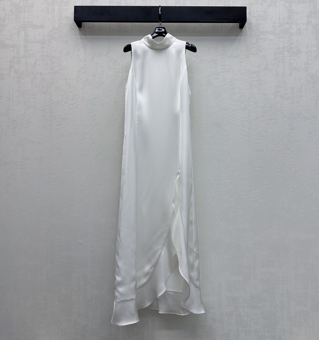 NO:683518,Chane*'s new product is on the shelves. Long dress with slit and halter neck. Customized YB imported silk material. Thin and comfortable texture. Elegant and light. The small stand-up collar is combined with the unilateral slit design of the skirt to make the figure taller and taller. It is paired with fungus wavy lace to add layering to the look. The back neckline is adjusted with the iconic double C letter button zipper to highlight the brand's tone. Development of surface accessories. Cutting of shoulder-length halter neck dress. A must-have dazzling look for vacation dates.  High version,,chanel,skirts,19860909Chane*新品上架 开衩挂脖长款连衣裙 定制YB进口丝绸材质 质感轻薄舒适 飘逸轻盈采用小立领配合裙摆单侧开叉设计更显身姿挺拔高挑 搭配木耳波浪花边处理增添造型层次感 后领口沿用标志性双C字母纽扣拉链调节 彰显品牌调性 面辅料开发 挖肩挂脖连衣裙剪裁 度假约会必备亮眼穿搭  高版本,,chanel,skirts,,Women's clothing