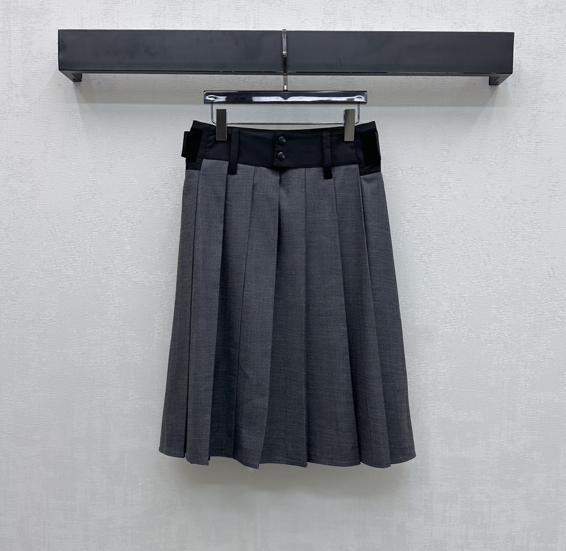 NO:667525,Prad*2025 new products are on the shelves. Suit mid-length pleated skirt. Customized YB imported cotton material. High-quality texture. Soft and comfortable. The waist is tightened with Velcro on both sides. Snap buttons and buttons are designed for multiple adjustments to highlight the brand's tone. The suit is embossed with knee-length craftsmanship to add layering to the look. Surface accessories development. High-waisted drawstring pleated skirt. The cut is simple and classic. Comfortable to wear. High version, prada, skirts, business suit,  19860909Prad*2025新品上架 西装中长款百褶半裙 定制YB进口棉纶材质 质感上乘 柔软舒适 腰间沿用两侧魔术贴收紧按扣与纽扣多重调节设计 彰显品牌调性 西装压纹搭配及膝长短工艺制作 增添造型层次感 面辅料开发 高腰抽绳百褶半裙剪裁简约又经典 穿着舒适 高版本,,prada,skirts,business suit, ,Women's clothing