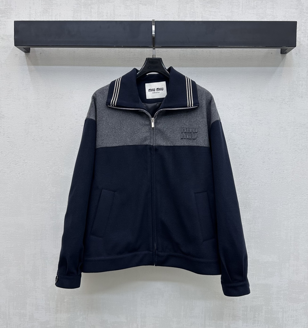 NO:667519,Miumi*2025 new arrivals The lapel webbing contrast jacket is made of YB imported worsted wool material. Breathable, comfortable and stylish. The placket is equipped with an engraved zipper adjustment design. The collar edge is contrasted with white stripes and the shoulder color is matched with the body color collision treatment to add layering to the look. The chest is embellished with iconic letter embroidery logo decoration to highlight the brand tone. Surface accessories development. Lapel zipper jacket tailoring. Both men and women can control the fashion trend. High version,,miumiu,jackets &  coats,jackets & coats, 19860909Miumi*2025新品上架翻领织带撞色外套定制YB进口精纺羊毛材质 透气舒适有型 开襟搭配刻印拉链调节设计 领边沿用白色条纹与肩部撞色配合大身颜色碰撞处理 增添造型层次感 胸前点缀标志性字母刺绣徽标装饰 彰显品牌调性 面辅料开发 翻领拉链夹克外套剪裁 男女均可驾驭穿搭潮流时髦   高版本,,miumiu,jackets & coats,jackets & coats, ,Women's clothing