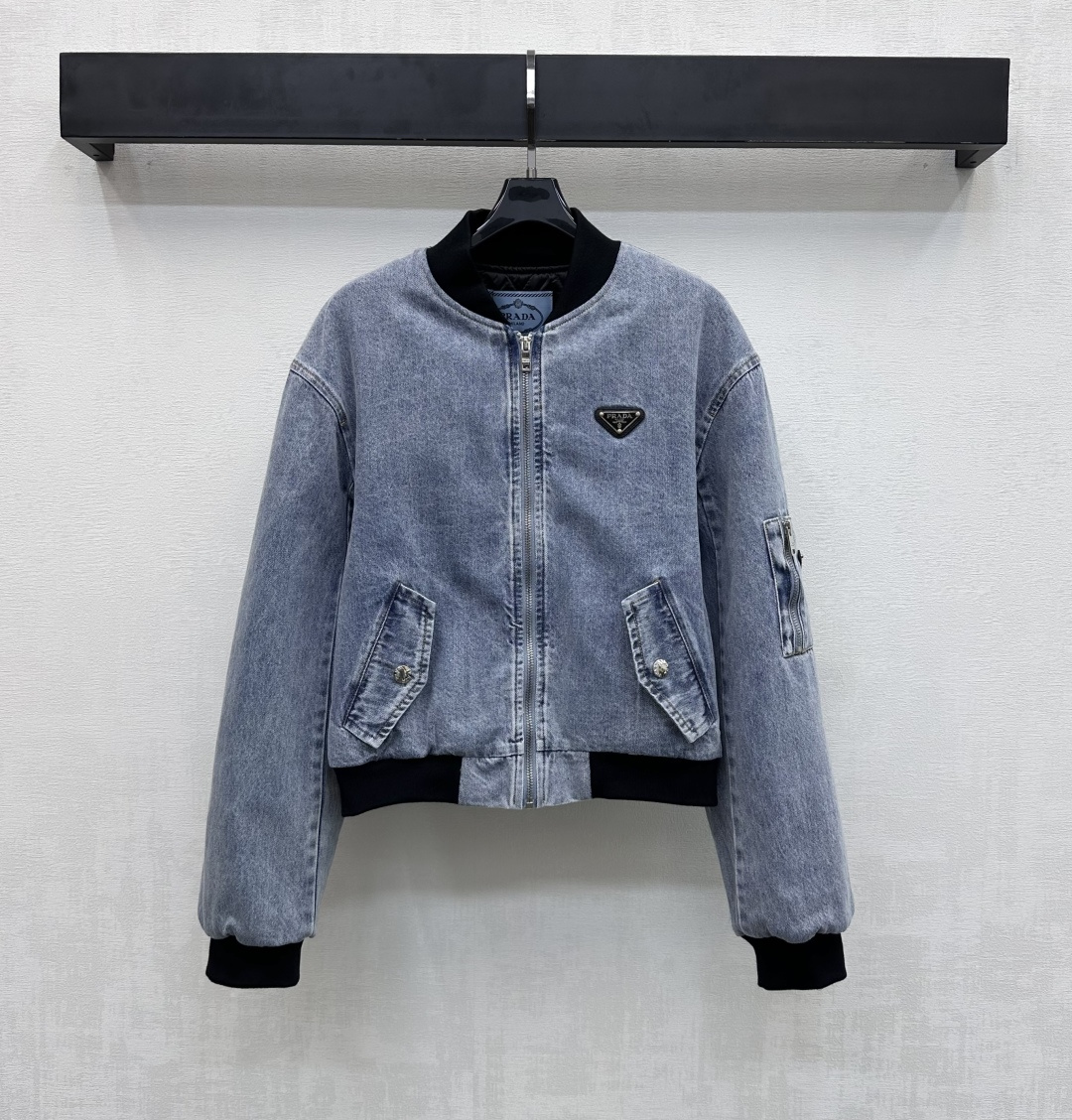 NO:667513,Prad*2025 new arrivals denim cotton baseball jacket, custom-made YB imported raw twill cotton denim material, high-end texture, stylish to wear, diamond embossed cotton filling on the inside, greatly improved thermal performance. The body is washed with multiple enzymes to show retro blue, with elastic thread contrasting hemming design to add layering to the look. The chest is embellished with iconic metal letter decoration. The triangle logo on the sleeve pocket echoes to highlight the brand tone. Development of surface accessories. Zipper jacket tailoring  Casual and stylish, high version,,prada,jackets & coats,jackets & coats, 19860909Prad*2025新品上架牛仔棉服棒球外套定制YB进口原生斜纹全棉牛仔材质 质感高级 穿搭有型 内里衔菱格压纹棉填充 保暖性能大幅提升 大身沿用多重酵素水洗呈现复古蓝 配合弹力螺纹撞色包边设计 增添造型层次感 胸前点缀金属标志性字母装饰 手袖口袋三角徽标呼应 彰显品牌调性 面辅料开发 拉链夹克外套剪裁 随意外搭出彩时髦 高版本,,prada,jackets & coats,jackets & coats, ,Women's clothing