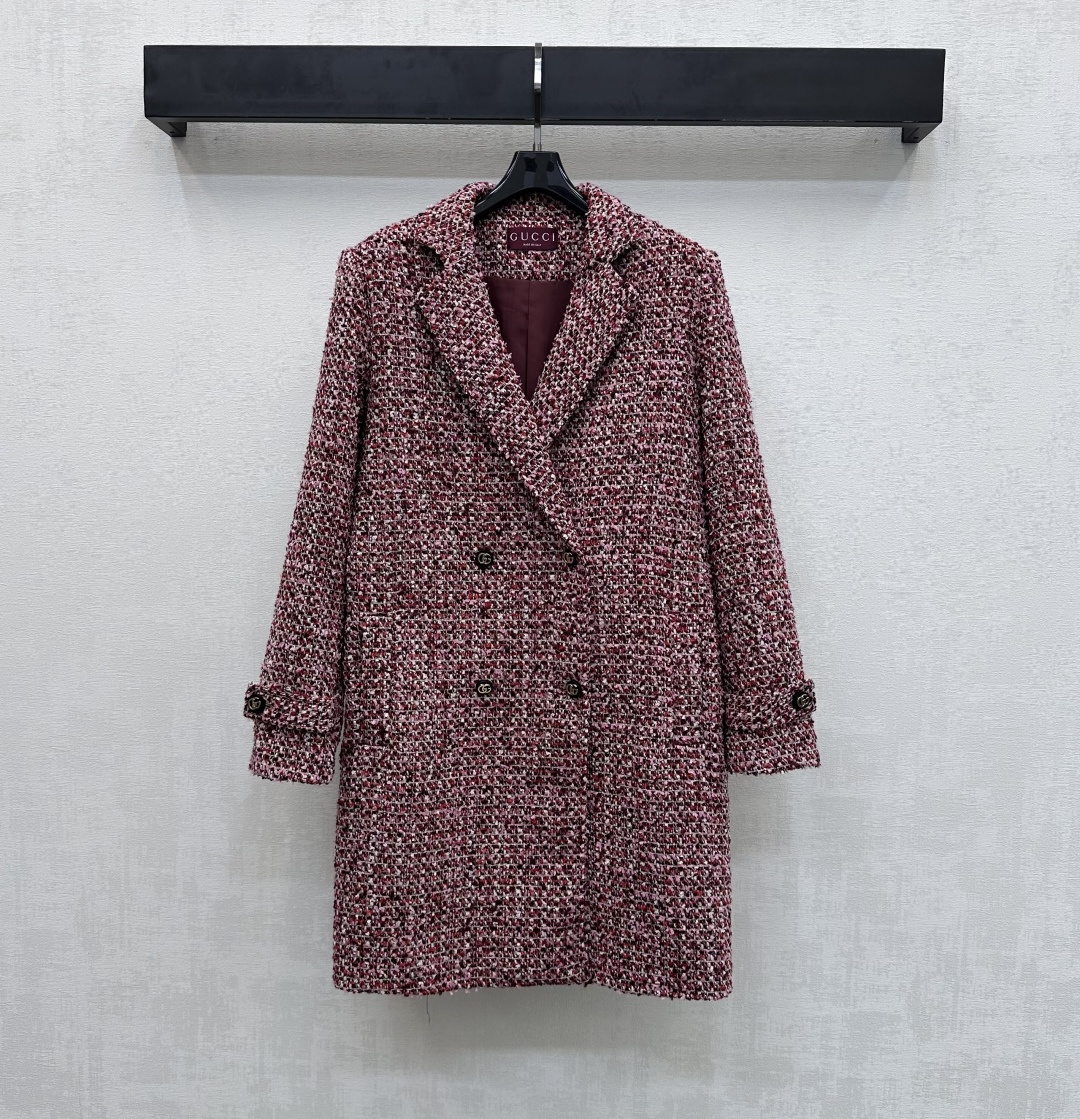 NO:667535,Gucc*2025 new arrivals woolen lapel suit jacket customized YB imported woolen material, crisp and stylish, comfortable texture, double row of iconic letter buttons and logo elements are used to decorate the placket, highlighting the brand tone, the texture is clearly visible to the naked eye, with symmetrical flap pocket design, adding layering to the look, high-end fashion, surface accessories development, mid-length suit jacket with lapel, tailoring, the upper body is more elegant, high version,,gucci,jackets & coats,business suit,alexander  wang19860909Gucc*2025新品上架羊毛呢翻领西装外套定制YB进口羊毛呢材质 挺括有型 质感舒适 沿用双排标志性字母纽扣徽标元素装饰开襟 彰显品牌调性 肌理明显肉眼可见 配合对称翻盖口袋设计 增添造型层次感 高级时尚 面辅料开发 翻领中长款西装外套版型剪裁 上身更显气质  高版本,,gucci,jackets & coats,business suit, ,Women's clothing