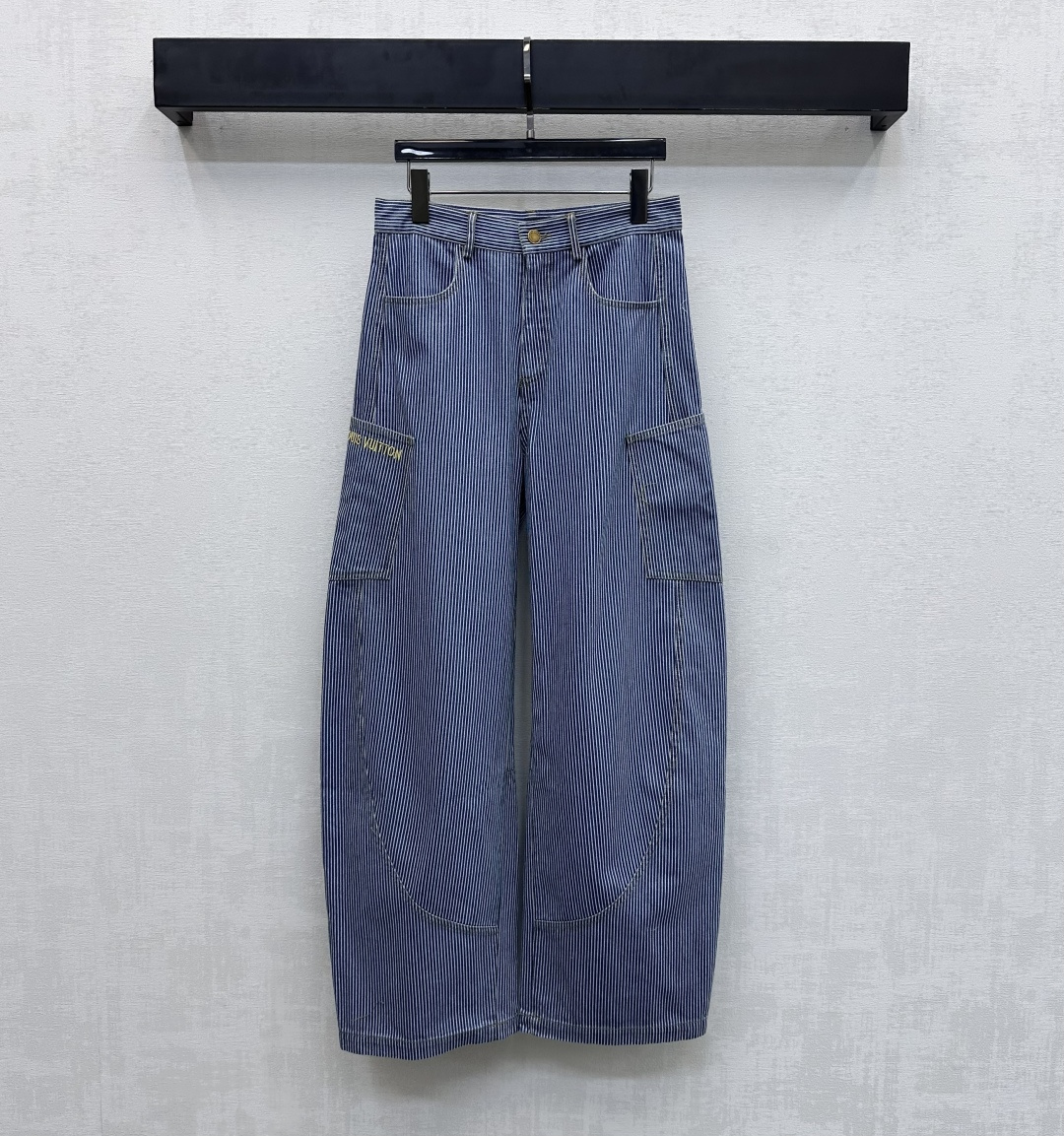 NO:667530,Louis Vuitto*2025 new arrivals logo scimitar denim trousers customized YB imported raw twill cotton denim material Soft, comfortable, stiff and stylish Multiple enzyme washing process Striped contrasting color and wide-leg scimitar design effectively modify the leg lines and add layering to the look High-waist buttoned double pocket design Pockets on both sides are decorated with iconic embroidered letters and logo elements to highlight the brand tone Development of surface accessories High-waisted wide-leg trousers cut Casual matching and trendy fashion  high version,,louis vuitton, 19860909Louis Vuitto*2025新品上架徽标弯刀牛仔长裤定制YB进口原生斜纹全棉牛仔材质 柔软舒适 挺括有型 多重酵素水洗工艺处理 条纹撞色配合阔腿弯刀版型设计 有效修饰腿部线条 增添造型层次感 高腰系扣双插兜设计 两侧口袋点缀标志性刺绣字母徽标元素装饰 彰显品牌调性 面辅料开发 高腰阔腿长裤剪裁 随意搭配穿搭潮流时髦  高版本,,louis vuitton, ,Women's clothing