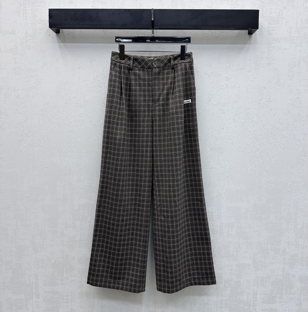 NO:667524,Miumi*2025 new products are on the shelves. Straight contrasting plaid trousers. Customized YB imported woolen material. Comfortable texture. Slim and stylish. Full drape and retro atmosphere. Elastic waistband and loose wide-leg version modify the leg shape without picking up the figure. Add layering to the shape. Detailed cloth label logo elements are embellished on the sides of the thighs to highlight the brand tone and more refined tonality. Development of surface accessories. High adaptability in autumn and winter. Casual and casual with short tops or sweaters.  Can be worn daily on the street or on campus. High version, miumiu, hoodie, sweatshirts,  19860909Miumi*2025新品上架 直筒撞色格子长裤 定制YB进口毛呢材质 质感舒适 垂顺有型 垂坠感拉满且自带复古氛围 松紧腰头配合宽松阔腿版型修饰腿型不挑身材 增添造型层次感 大腿侧边点缀细节布标徽标元素 彰显品牌调性 更显精致调性 面辅料开发 秋冬适配性超高 搭短上衣或卫衣随性休闲 日常出街校园通勤都能穿  高版本,,miumiu,hoodie,sweatshirts, ,Women's clothing