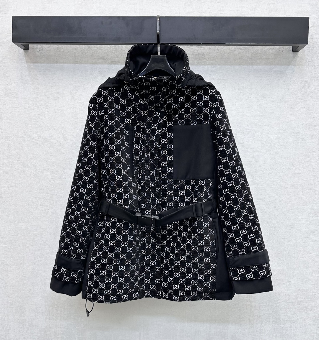 NO:683554,Gucc* new arrivals jacquard stand-up collar belted jacket made of imported YB corduroy material. Stiff and stylish. High-quality texture. Diamond embossed cotton filling inside. Iconic double G letter logo decoration all over the body to highlight the brand tone. The drawstring at the hem tightens the buckle belt processing at the waist. It is combined with sleeve Velcro and hidden hood design to add layering to the look. Surface accessories development. Stand-up collar jacket style tailoring. Can be paired with trousers from the same series. The upper body of the set is more elegant.  Fashionable and high-end, you can also buy them separately. High version, gucci, jackets & coats, jackets & coats, hats,19860909Gucc*新品上架提花立领腰带外套定制YB进口灯芯绒材质 挺括有型 质感上乘 内里衔菱格压纹棉填充 通体满铺标志性双G字母徽标装饰 彰显品牌调性 衣摆抽绳收紧腰间卡扣腰带处理 配合袖侧魔术贴与隐藏式连帽设计 增添造型层次感 面辅料开发 立领夹克外套版型剪裁 可搭配同系列长裤 成套上身更显气质 时尚高级 也可分开购入穿搭 高版本,,gucci,jackets & coats,jackets & coats,hats,,Women's clothing