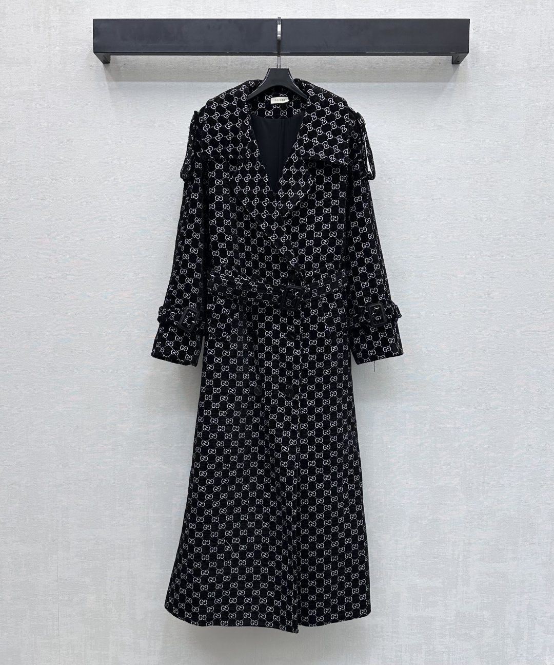 NO:683544,Gucc* new product launch belt-long windbreaker jacket made of imported YB corduroy material, stiff and stylish, full of texture, double-breasted button adjustment design, perforated belt of this cloth outlines the graceful figure, echoes the shoulder strap buckle and sleeve buckle, adds layering to the shape, enriches the visual effect, embellishes the iconic double G letter logo all over the body, highlights the brand tonality, creates an elegant silhouette, development of surface accessories, tailoring of lapel long belt windbreaker, looks British and elegant with a charming temperament  High version,,gucci,jackets & coats,19860909Gucc*新品上架腰带长款风衣外套定制YB进口灯芯绒材质 挺括有型 质感十足 开襟双排纽扣调节设计 本布穿孔腰带勾勒曼妙身形 与肩带扣和袖带扣呼应 增添造型层次感 丰富视觉效果 通体满铺标志性双G字母徽标装饰 彰显品牌调性 打造优雅的轮廓 面辅料开发 翻领长款腰带风衣剪裁 穿搭气质魅力英伦优雅 高版,,gucci,jackets & coats,,Women's clothing