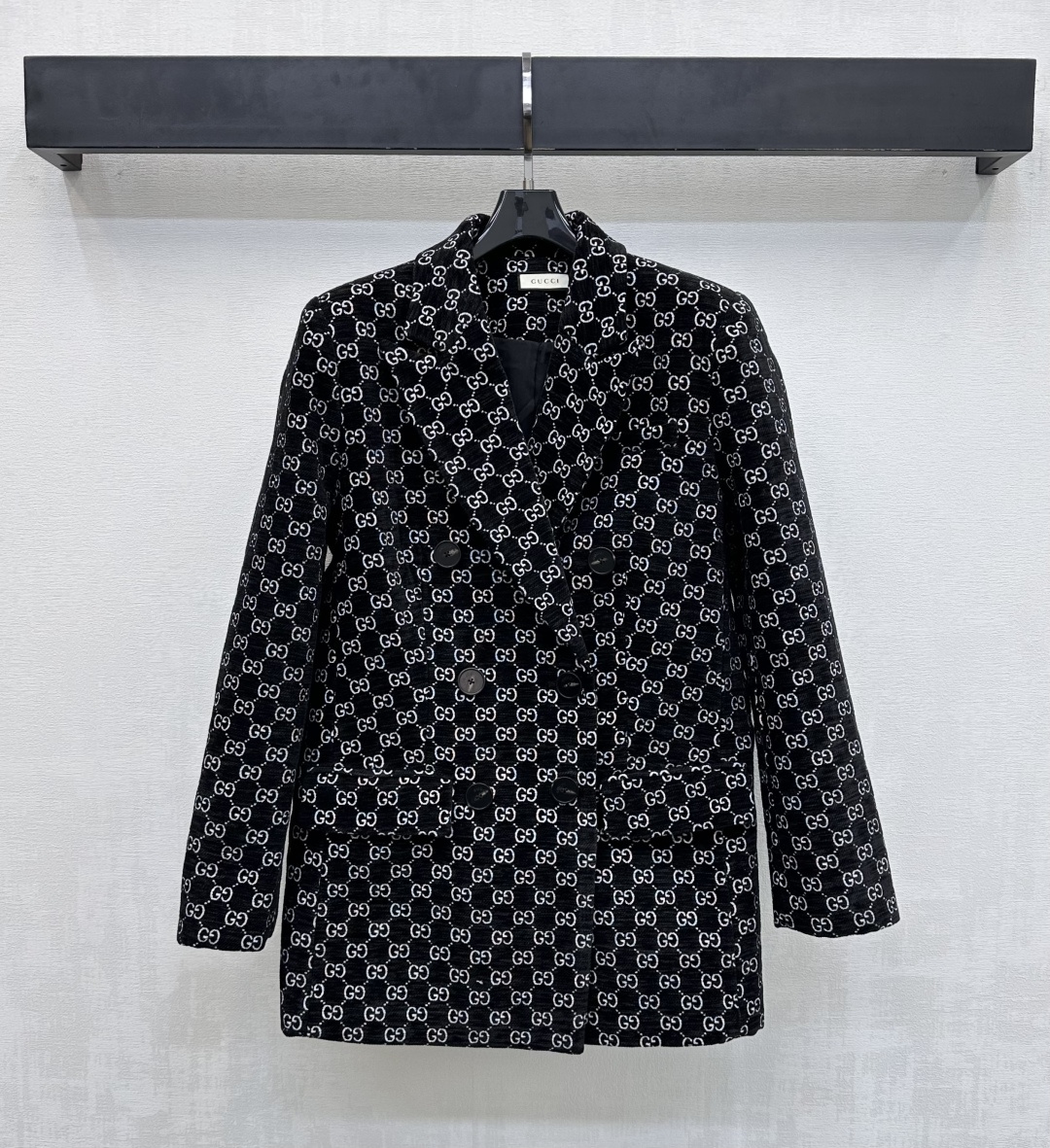 NO:683541,Gucc* new arrivals jacquard lapel suit jacket made of imported YB corduroy material. Stiff and stylish. Comfortable texture. Decorated with the iconic double G letter logo all over the body to highlight the brand tone. Use two-color engraved buttons to adjust the placket. Combined with symmetrical flap pocket design to add layering to the look. High-end fashion. Development of surface accessories. Lapel suit jacket style tailoring. Can be paired with trousers from the same series. The upper body is more elegant as a set. You can also buy it separately.  High version,,gucci,jackets & coats,business suit,19860909Gucc*新品上架提花翻领西装外套定制YB进口灯芯绒材质 挺括有型 质感舒适 通体满铺标志性双G字母徽标装饰 彰显品牌调性 沿用双色刻印纽扣调节开襟处理 配合对称翻盖口袋设计 增添造型层次感 高级时尚 面辅料开发 翻领西装外套版型剪裁 可搭配同系列长裤 成套上身更显气质 也可分开购入穿搭 高版本,,gucci,jackets & coats,business suit,,Women's clothing