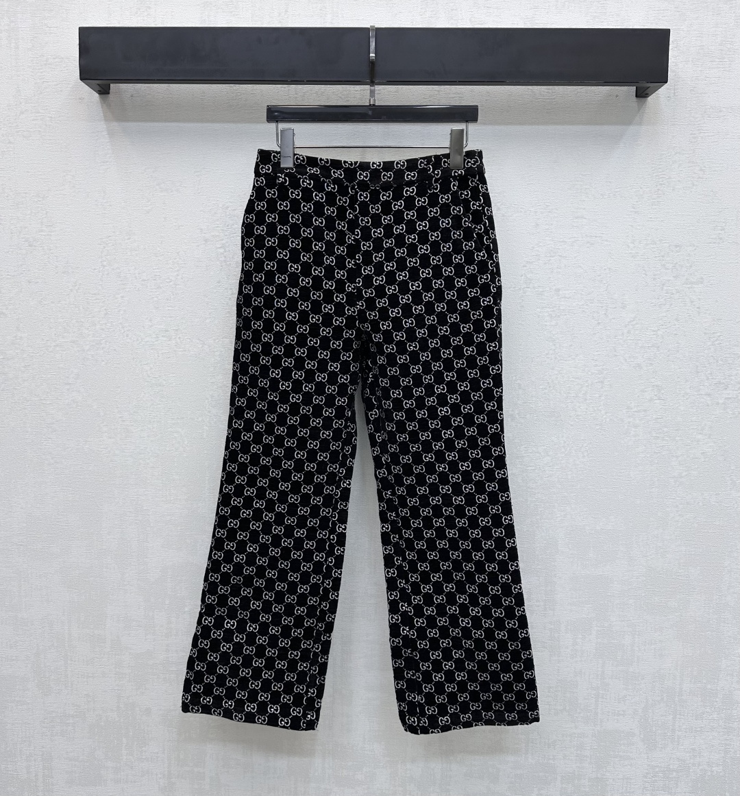 NO:683528,Gucc* new product launch logo corduroy trousers, customized YB imported corduroy material, crisp and stylish, comfortable texture, iconic double G letter logo elements all over the body, highlighting the brand tone, straight version with symmetrical pockets, adding layering to the look, fabric and accessories development, high-waisted straight trousers cut, can be matched with jackets from the same series, coordinated and stylish as a set, can also be purchased separately for matching, high version, gucci, jackets & coats,19860909Gucc*新品上架徽标灯芯绒长裤定制YB进口灯芯绒材质 挺括有型 质感舒适 通体满铺标志性双G字母徽标元素 彰显品牌调性 直筒版型配合对称插兜口袋 增添造型层次感 面辅料开发 高腰直筒长裤剪裁 可搭配同系列外套 成套协调洋气 也可分开购入搭配 高版本,,gucci,jackets & coats,,Women's clothing