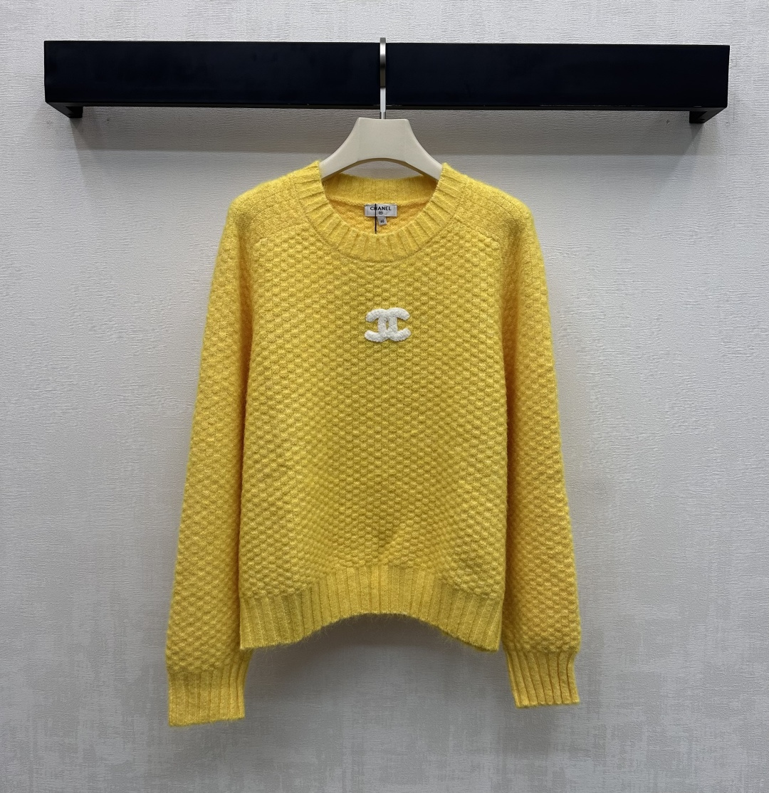 NO:683510,Chane* new product on the shelves. Round neck knitted logo sweater. Customized YB imported knitted material. High-quality texture. Comfortable and warm. Three-dimensional rhombus knitted texture. The texture is clearly visible to the naked eye. The collar hem and cuffs are processed with elastic thread binding details to add layering to the look. The iconic double C embroidered letter logo element is embellished in the center of the chest to highlight the brand's tone. Surface accessories development. Loose off-shoulder pullover sweater cut. It is fresh and eye-catching when worn with skirts or jeans in spring.  High version,,chanel,skirts,jeans,sweaters,19860909Chane*新品上架 圆领针织徽标毛衣 定制YB进口针织材质 质感上乘 舒适保暖 立体菱格针织纹理 肌理明显肉眼可见 领边衣摆与袖口沿用弹力螺纹包边细节处理 增添造型层次感 胸前居中点缀标志性双C刺绣字母徽标元素 彰显品牌调性 面辅料开发 宽松落肩套头毛衣剪裁 春日搭半裙或牛仔裤都清新亮眼 高版本,,chanel,skirts,jeans,sweaters,,Women's clothing