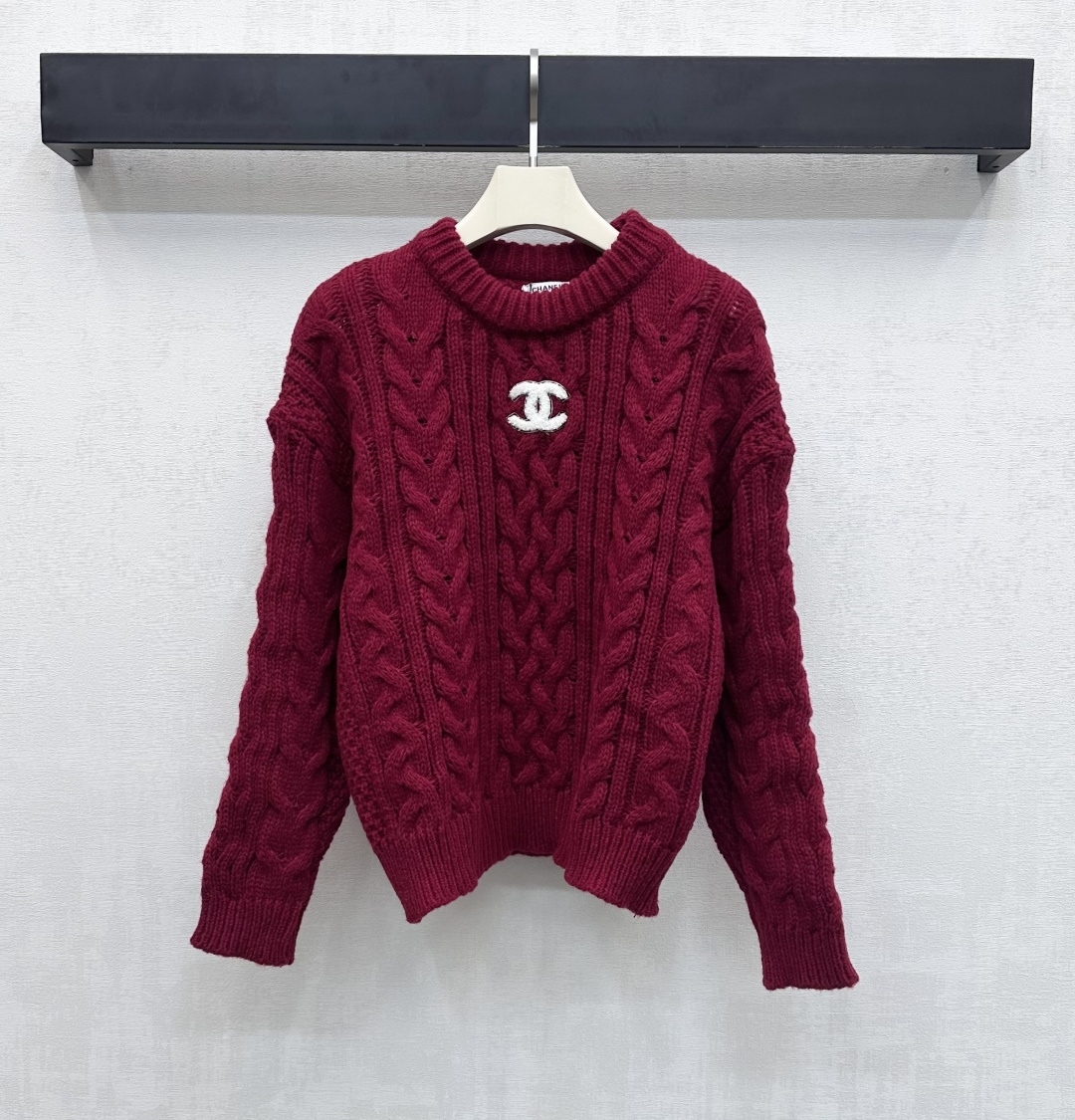 NO:683498,Chane* new product on the shelves. Round neck knitted logo sweater. Customized YB imported woolen knitted material. High-quality texture. Warm and comfortable. Adopt cable knit design. The texture is obvious to the naked eye. Adds layering to the style. The iconic double C letter logo element is embellished in the center of the chest to highlight the brand tone. Development of fabric accessories. Round neck pullover long-sleeved knitted sweater tailoring. It is very stylish when worn alone. High version, chanel, sweaters,19860909Chane*新品上架 圆领针织徽标毛衣 定制YB进口羊毛呢针织材质 质感上乘 保暖舒适 采用绞花针织设计 肌理明显肉眼可见 增添造型层次感 胸前居中点缀标志性双C字母徽标元素 彰显品牌调性 面辅料开发 圆领套头长袖针织毛衣剪裁 单穿内搭都超有腔调  高版本,,chanel,sweaters,,Women's clothing