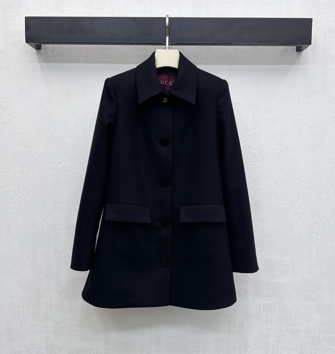 NO:684365,Gucc*2026 new arrivals, lapel mid-length suit jacket, custom-made YB imported woolen material. Stiff and stylish, warm and comfortable. The interior is covered with the iconic double G dark jacquard logo elements to highlight the brand's tone. Use the engraved round buckle to adjust the placket design. Modify with symmetrical flap pockets to add layering to the look. Create the brand's exclusive sweet and cool style. Development of surface accessories. Lapel profile suit jacket tailoring. Full of aura for autumn and winter. High version, gucci, jackets &  coats, business suits,19860909Gucc*2026新品上架翻领中长款西装外套定制YB进口羊毛呢材质 挺括有型 保暖舒适 内里满铺标志性双G暗纹提花徽标元素 彰显品牌调性 沿用刻印圆扣调节开襟设计 配合对称翻盖口袋修饰 增添造型层次感 打造品牌专属甜酷风 面辅料开发 翻领廓形西装外套剪裁 秋冬穿搭气场十足 高版本,,gucci,jackets & coats,business suit,,Women's clothing