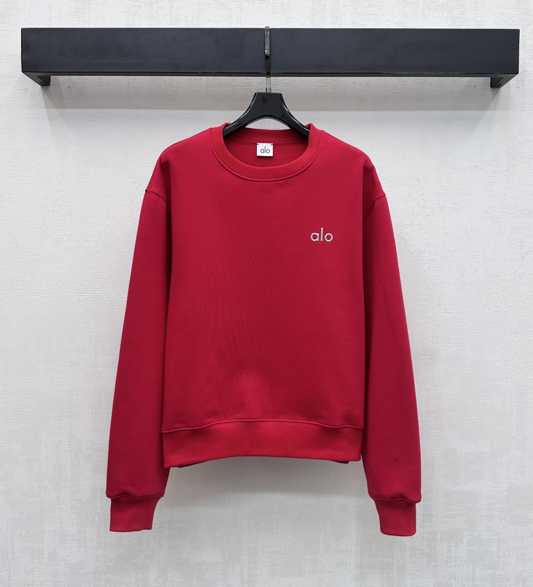 NO:684336,alo*2026 new product launch round neck embroidered logo sweatshirt customized YB imported virgin cotton material, full of texture, crisp and stylish. The collar hem and cuffs are processed with threaded hemming details. It is designed with dropped shoulders and loose version to add a sense of layering. The iconic embroidered letter logo elements are embellished on the chest to highlight the brand tone. Surface and accessories development. Round neck long-sleeved pullover sweatshirt tailoring. Casually match and wear trendy fashion.  High version 2 colors,,hoodie,sweatshirts,19860909alo*2026新品上架圆领刺绣徽标卫衣定制YB进口原生全棉材质 质感十足 挺括有型 领边衣摆与袖口沿用螺纹包边细节处理 配合落肩宽松版型设计 增添造型层次感 胸前点缀标志性刺绣字母徽标元素 彰显品牌调性 面辅料开发 圆领长袖套头卫衣剪裁 随意搭配穿搭潮流时髦  高版本2色,,hoodie,sweatshirts,,Women's clothing