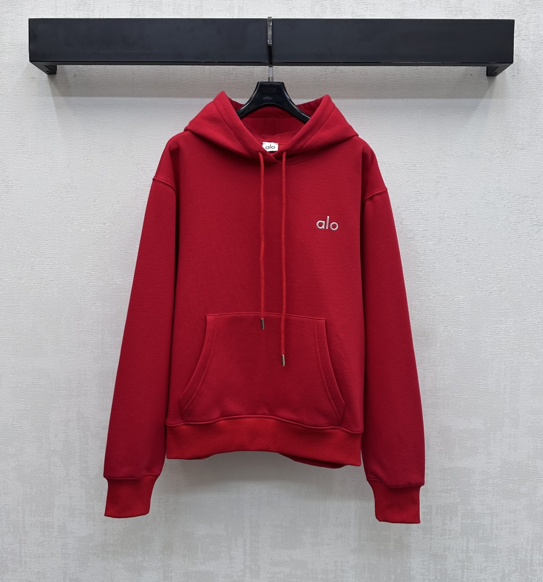 NO:684367,alo*2026 new products on the shelves drawstring hooded embroidered logo sweatshirt customized YB imported virgin cotton material, full of texture, crisp and stylish, the hem and cuffs are processed with threaded edges, the brim is adjusted and tightened with a drawstring design, adding a sense of layering to the look. The iconic embroidered letter logo elements are embellished on the chest to highlight the brand's tone. Development of surface accessories. Pullover drawstring hooded sweatshirt tailoring. Casually match and wear trendy fashion.  High version 2 colors,,hoodie,sweatshirts,hats,19860909alo*2026新品上架抽绳连帽刺绣徽标卫衣定制YB进口原生全棉材质 质感十足 挺括有型 衣摆与袖口沿用螺纹包边细节处理 帽沿配合抽绳调节收紧设计 增添造型层次感 胸前点缀标志性刺绣字母徽标元素 彰显品牌调性 面辅料开发 套头抽绳连帽卫衣剪裁 随意搭配穿搭潮流时髦  高版本2色,,hoodie,sweatshirts,hats,,Women's clothing