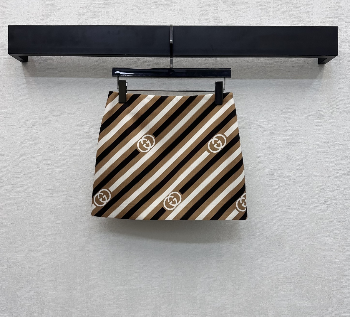 NO:684346,Gucc*2026 new product launch striped contrasting high-waisted skirt, customized YB imported raw twill cotton material, crisp and stylish, integrated with the iconic double G letter logo decoration throughout the body, highlighting the brand tone, using side zipper adjustment processing, combined with striped contrasting color design, adding layering to the look, high-end fashion, fabric and accessories development, high-waisted A-line skirt style tailoring, daily casual matching to show more temperament, fashion trend, high version,, gucci, skirts,19860909Gucc*2026新品上架条纹撞色高腰半裙定制YB进口原生斜纹全棉材质 挺括有型 通体融入标志性双G字母徽标装饰 彰显品牌调性 沿用侧拉链调节处理 配合条纹撞色设计 增添造型层次感 高级时尚 面辅料开发 高腰A字短裙版型剪裁 日常随意搭配穿搭更显气质 时尚潮流  高版本,,gucci,skirts,,Women's clothing