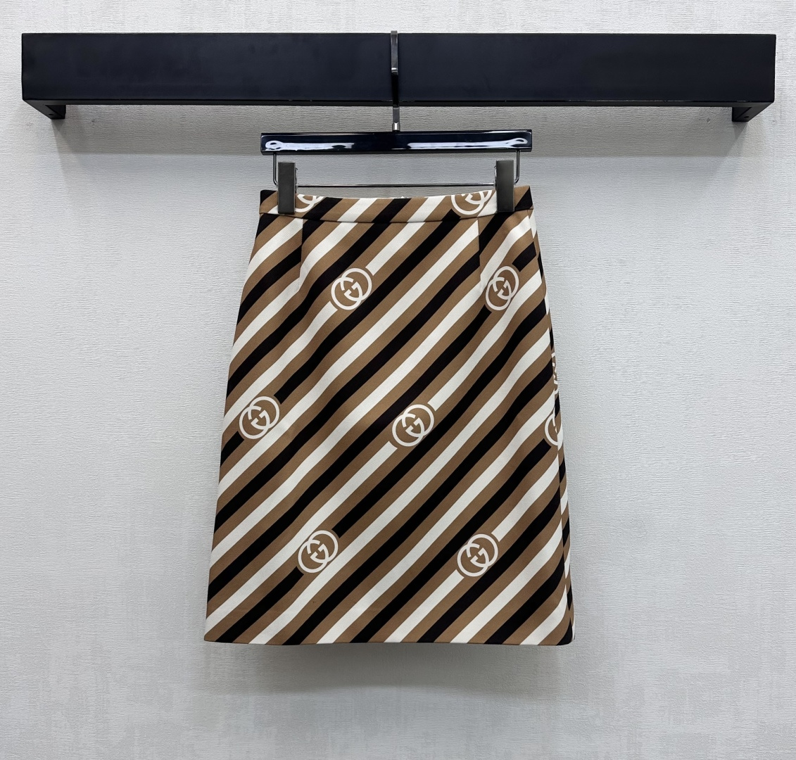 NO:684334,Gucc*2026 new product launch striped contrasting high-waisted skirt, customized YB imported native twill cotton material, crisp and stylish, integrated with the iconic double G letter logo decoration throughout the body, highlighting the brand tone, using side zipper adjustment processing, matching stripe contrasting color design, adding layering to the look, high-end fashion, fabric and accessories development, high-waisted A-line mid-length version tailoring, daily casual matching to show more temperament, fashion trend, high version,, gucci, skirts,19860909Gucc*2026新品上架条纹撞色高腰半裙定制YB进口原生斜纹全棉材质 挺括有型 通体融入标志性双G字母徽标装饰 彰显品牌调性 沿用侧拉链调节处理 配合条纹撞色设计 增添造型层次感 高级时尚 面辅料开发 高腰A字中长款版型剪裁 日常随意搭配穿搭更显气质 时尚潮流  高版本,,gucci,skirts,,Women's clothing