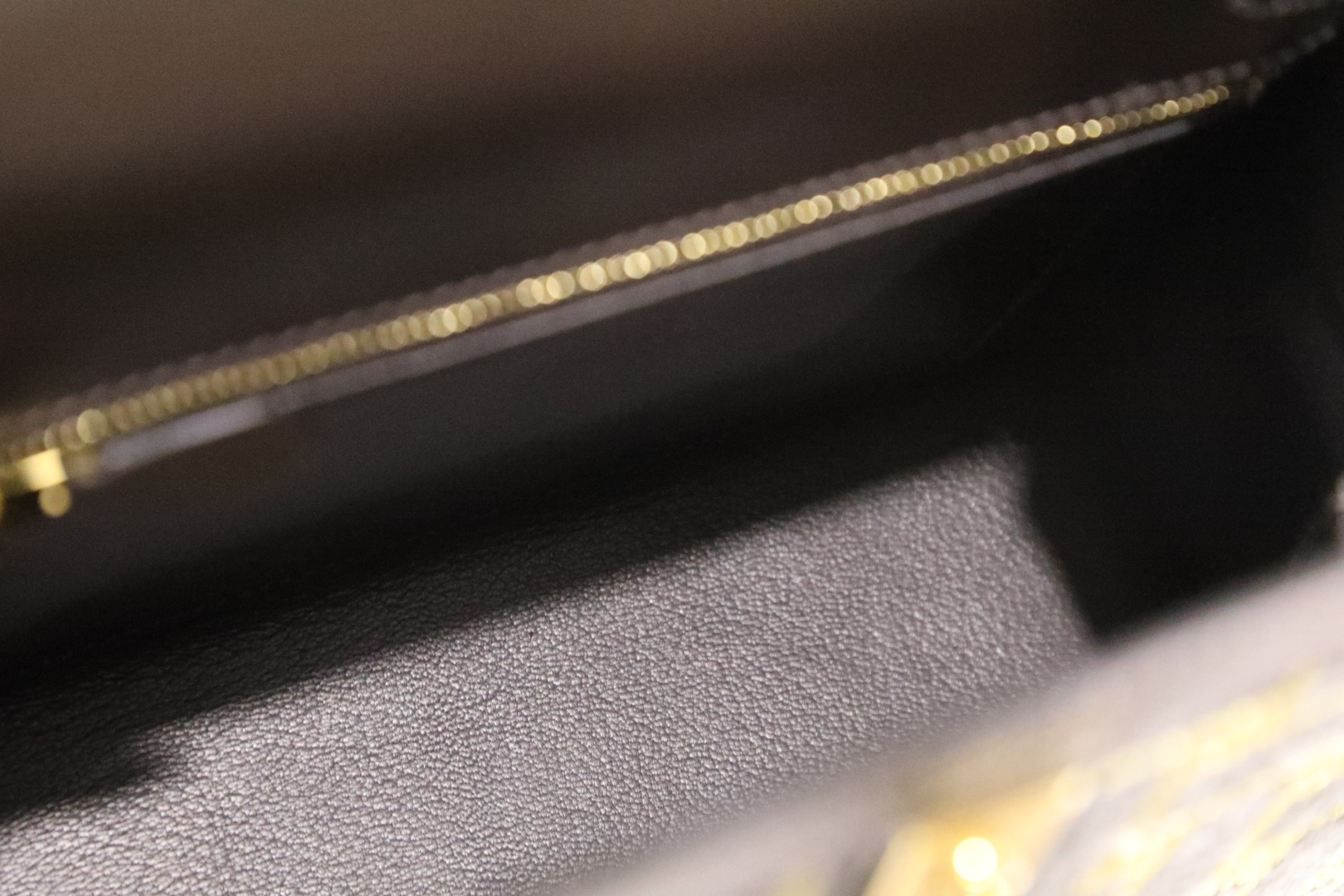 🐎新品
Kelly 25cm延续凯莉包经典的梯形轮廓、金色旋转锁扣和手提结构，具有极高辨识度，创新采用几何图案毛毡与【乌木色】box皮革拼接，金属配件为金色，提升了包款的艺术感与奢华Box小牛皮，这种皮革质感细腻，光泽度好，是品牌高端皮革，手工缝线，全钢五金，欧美时尚，私人订制