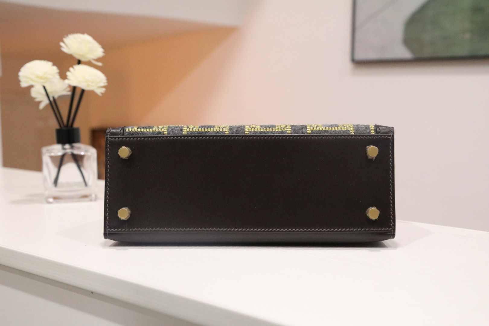 🐎新品
Kelly 25cm延续凯莉包经典的梯形轮廓、金色旋转锁扣和手提结构，具有极高辨识度，创新采用几何图案毛毡与【乌木色】box皮革拼接，金属配件为金色，提升了包款的艺术感与奢华Box小牛皮，这种皮革质感细腻，光泽度好，是品牌高端皮革，手工缝线，全钢五金，欧美时尚，私人订制