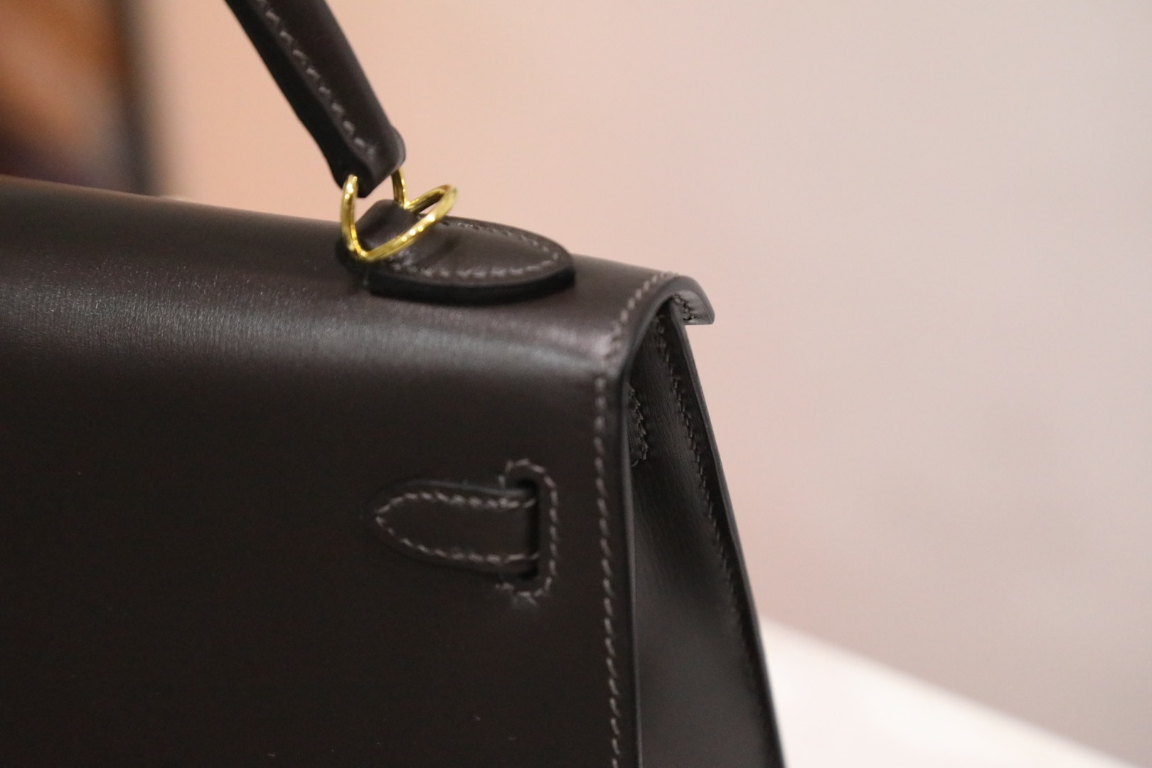 🐎新品
Kelly 25cm延续凯莉包经典的梯形轮廓、金色旋转锁扣和手提结构，具有极高辨识度，创新采用几何图案毛毡与【乌木色】box皮革拼接，金属配件为金色，提升了包款的艺术感与奢华Box小牛皮，这种皮革质感细腻，光泽度好，是品牌高端皮革，手工缝线，全钢五金，欧美时尚，私人订制