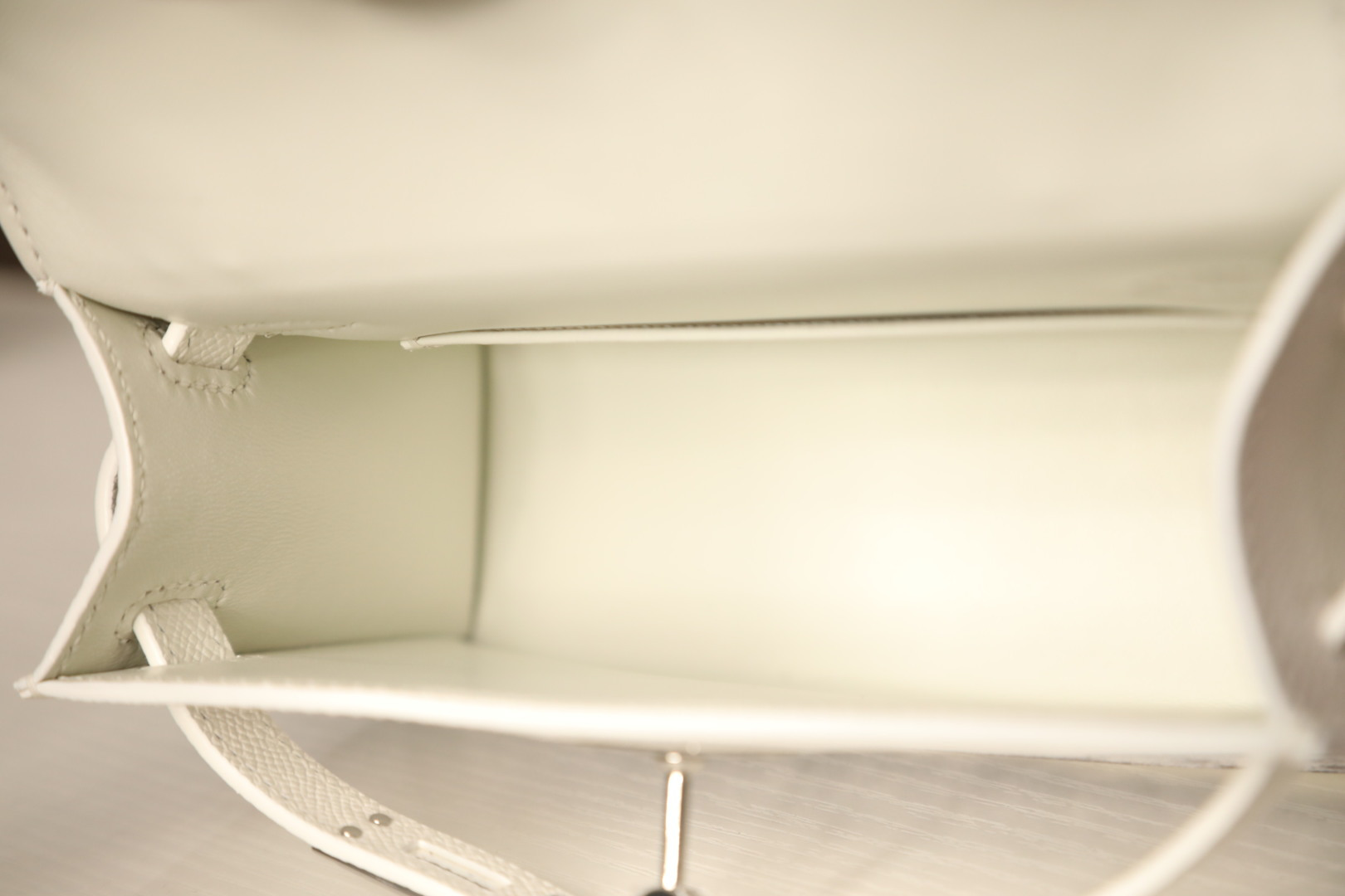 🐎新品
kelly 2代mini手绘款绘奥维那酒庄【纯白色】ep手掌纹银扣，高端定制系列，手绘涂鸦，欧美时尚，手缝蜡线，全钢五金，私人订制