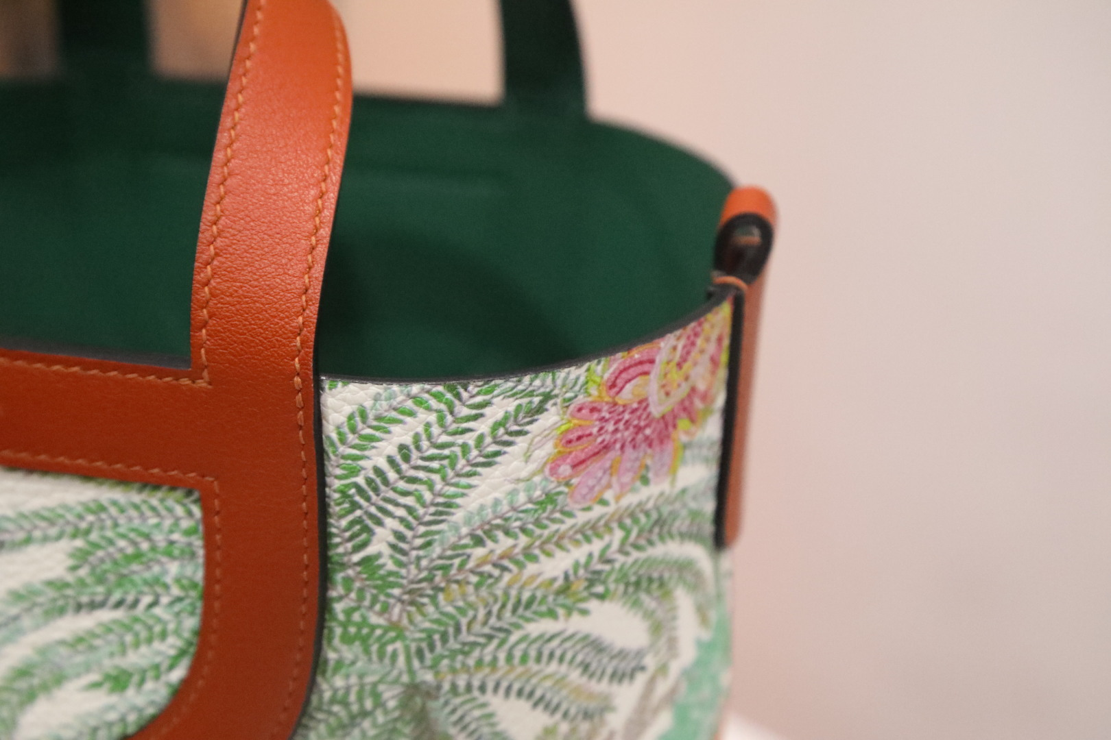 🐎新品
18尺寸菜篮子猪鼻子再次更新，【绿拼红】swift头层牛皮手腕，包身togo小牛皮，丛林动物彩绘涂鸦，小众独特，欧美时尚，手缝蜡线，全钢五金，私人订制