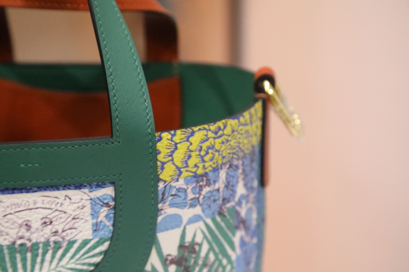 🐎新品
18尺寸菜篮子猪鼻子再次更新，【绿拼红】swift头层牛皮手腕，包身togo小牛皮，丛林动物彩绘涂鸦，小众独特，欧美时尚，手缝蜡线，全钢五金，私人订制