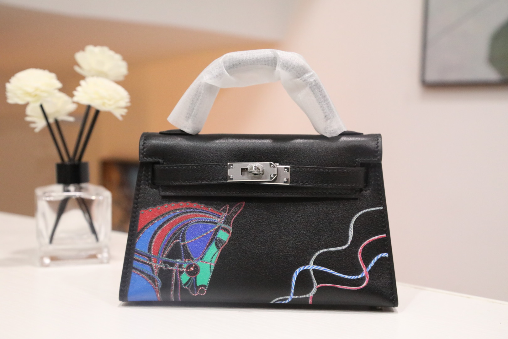 🐎新品
凯莉二代mini彩印涂鸦系列，搞怪风，经典马家彩绘马的元素扑面而来，【金粽色】swift皮，【金粽色】box皮，【黑色】平纹牛，高端头层牛皮，皮面手绘设计，手缝蜡线，全钢五金，私人订制