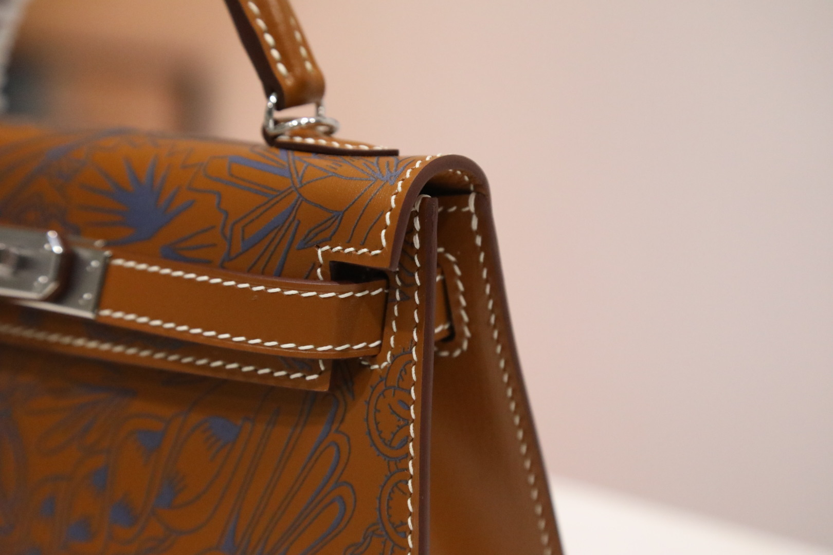 🐎新品
凯莉二代mini彩印涂鸦系列，搞怪风，经典马家彩绘马的元素扑面而来，【金粽色】swift皮，【金粽色】box皮，【黑色】平纹牛，高端头层牛皮，皮面手绘设计，手缝蜡线，全钢五金，私人订制