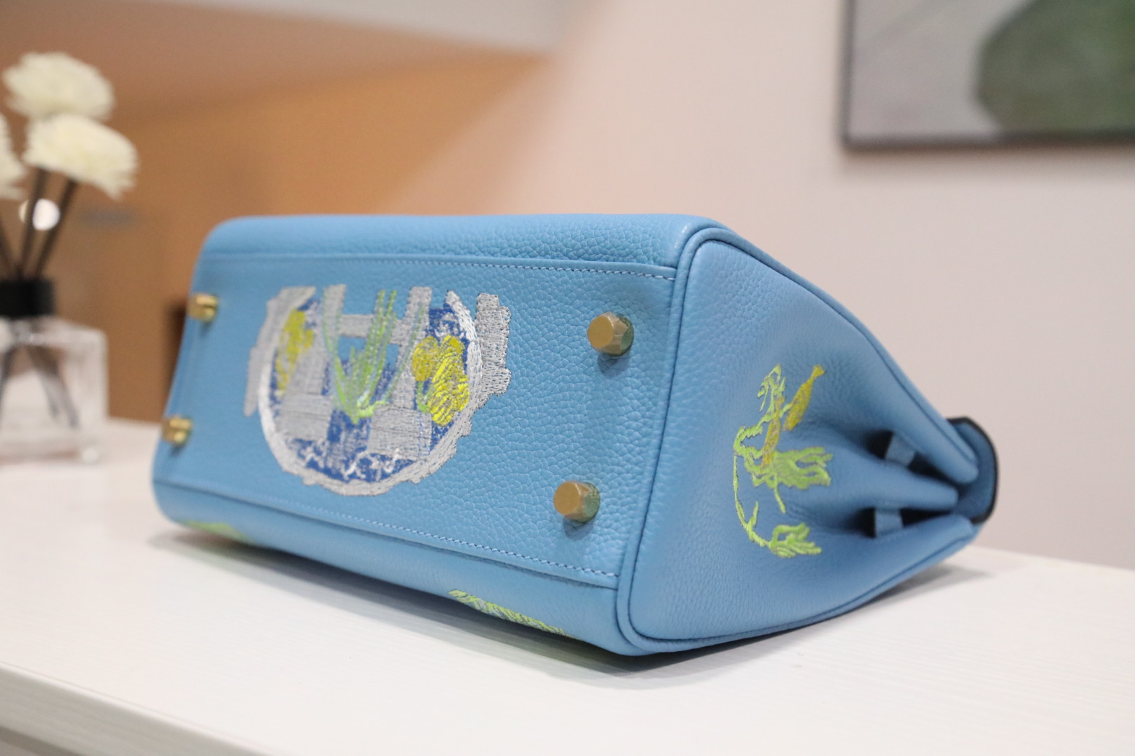 🐎新品
凯莉25马车刺绣款，【蓝色】togo皮，金色全钢五金，马家经典图案搭配经典的凯莉包型，沉稳不单调，高端手缝走线，内里山羊皮，欧美时尚