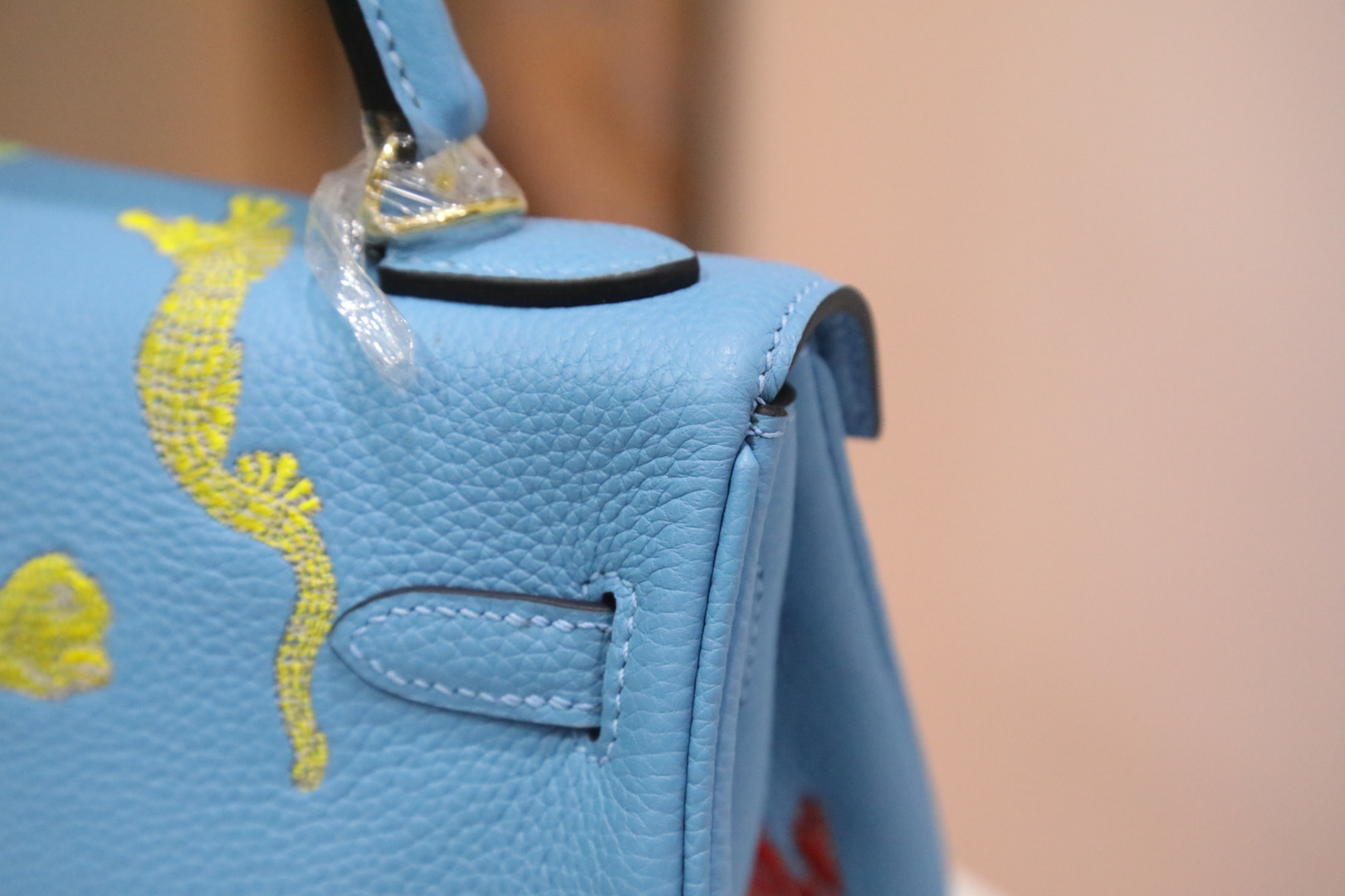 🐎新品
凯莉25马车刺绣款，【蓝色】togo皮，金色全钢五金，马家经典图案搭配经典的凯莉包型，沉稳不单调，高端手缝走线，内里山羊皮，欧美时尚