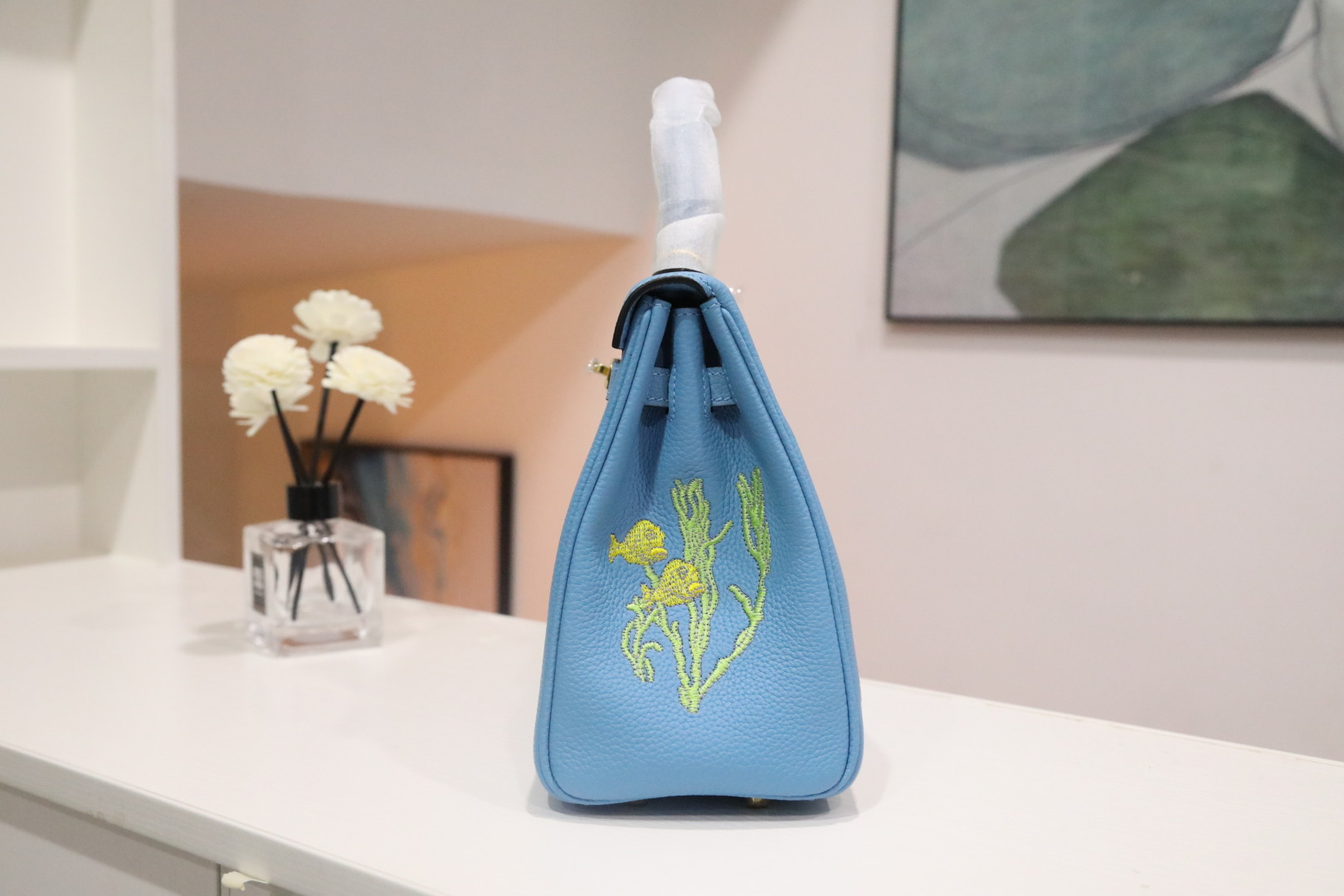 🐎新品
凯莉25马车刺绣款，【蓝色】togo皮，金色全钢五金，马家经典图案搭配经典的凯莉包型，沉稳不单调，高端手缝走线，内里山羊皮，欧美时尚