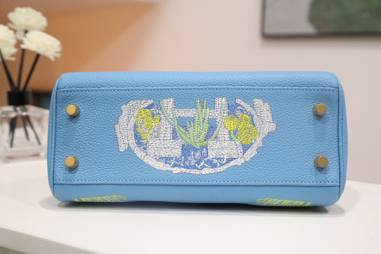 🐎新品
凯莉25马车刺绣款，【蓝色】togo皮，金色全钢五金，马家经典图案搭配经典的凯莉包型，沉稳不单调，高端手缝走线，内里山羊皮，欧美时尚