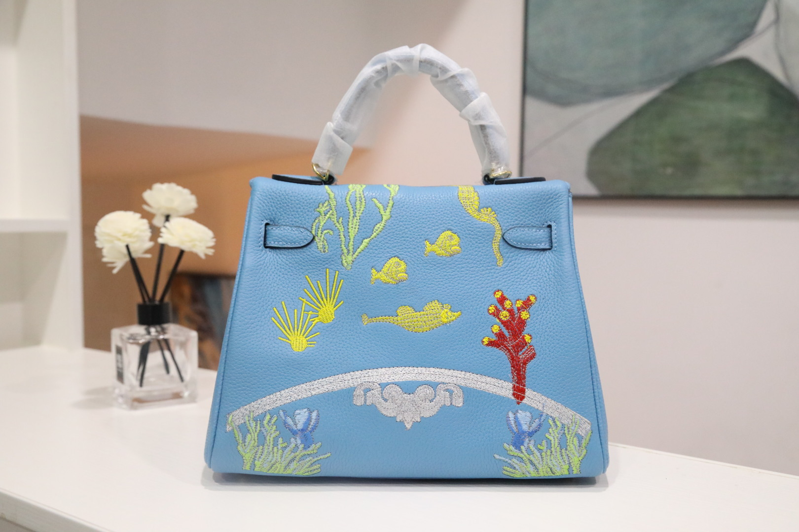 🐎新品
凯莉25马车刺绣款，【蓝色】togo皮，金色全钢五金，马家经典图案搭配经典的凯莉包型，沉稳不单调，高端手缝走线，内里山羊皮，欧美时尚