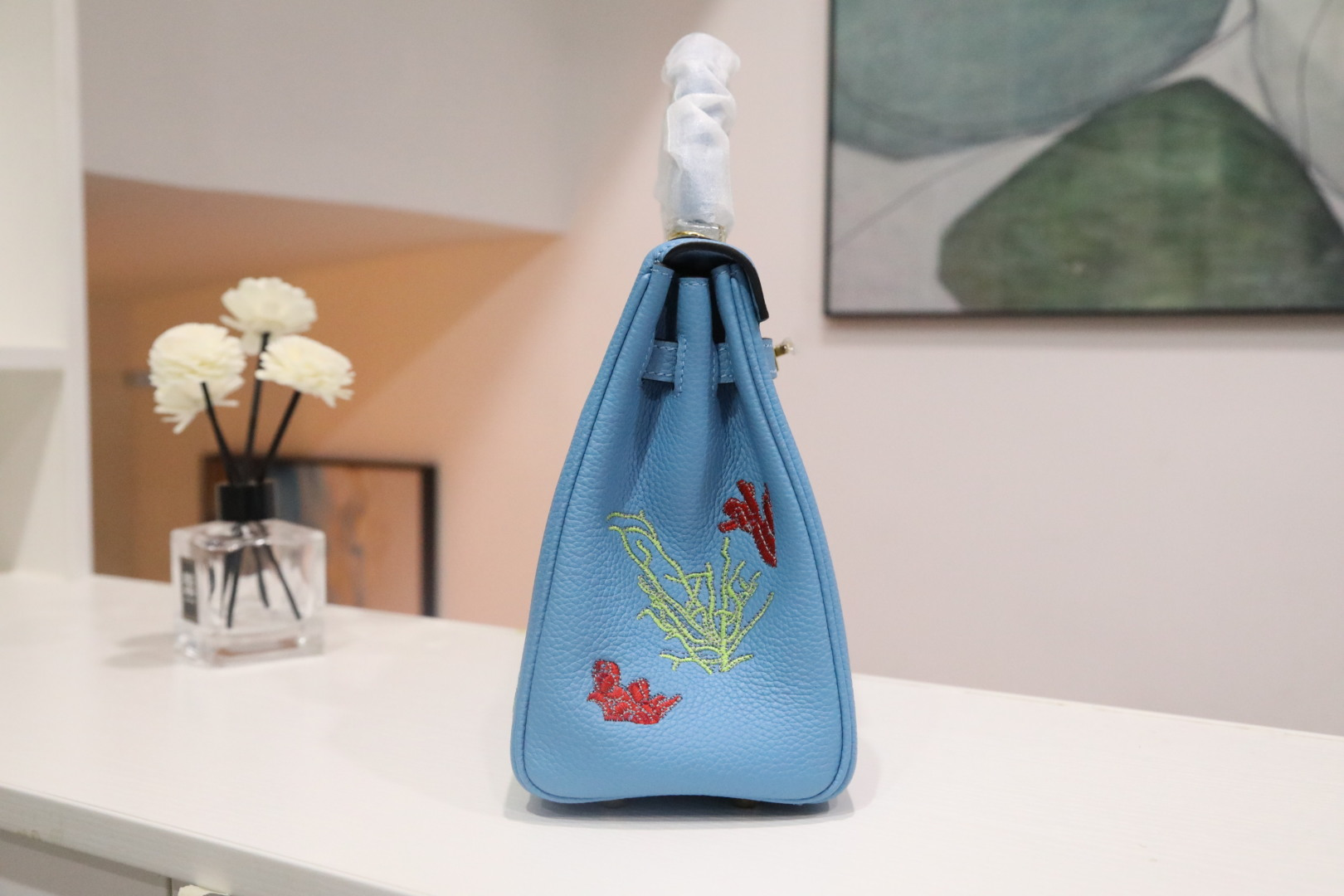 🐎新品
凯莉25马车刺绣款，【蓝色】togo皮，金色全钢五金，马家经典图案搭配经典的凯莉包型，沉稳不单调，高端手缝走线，内里山羊皮，欧美时尚