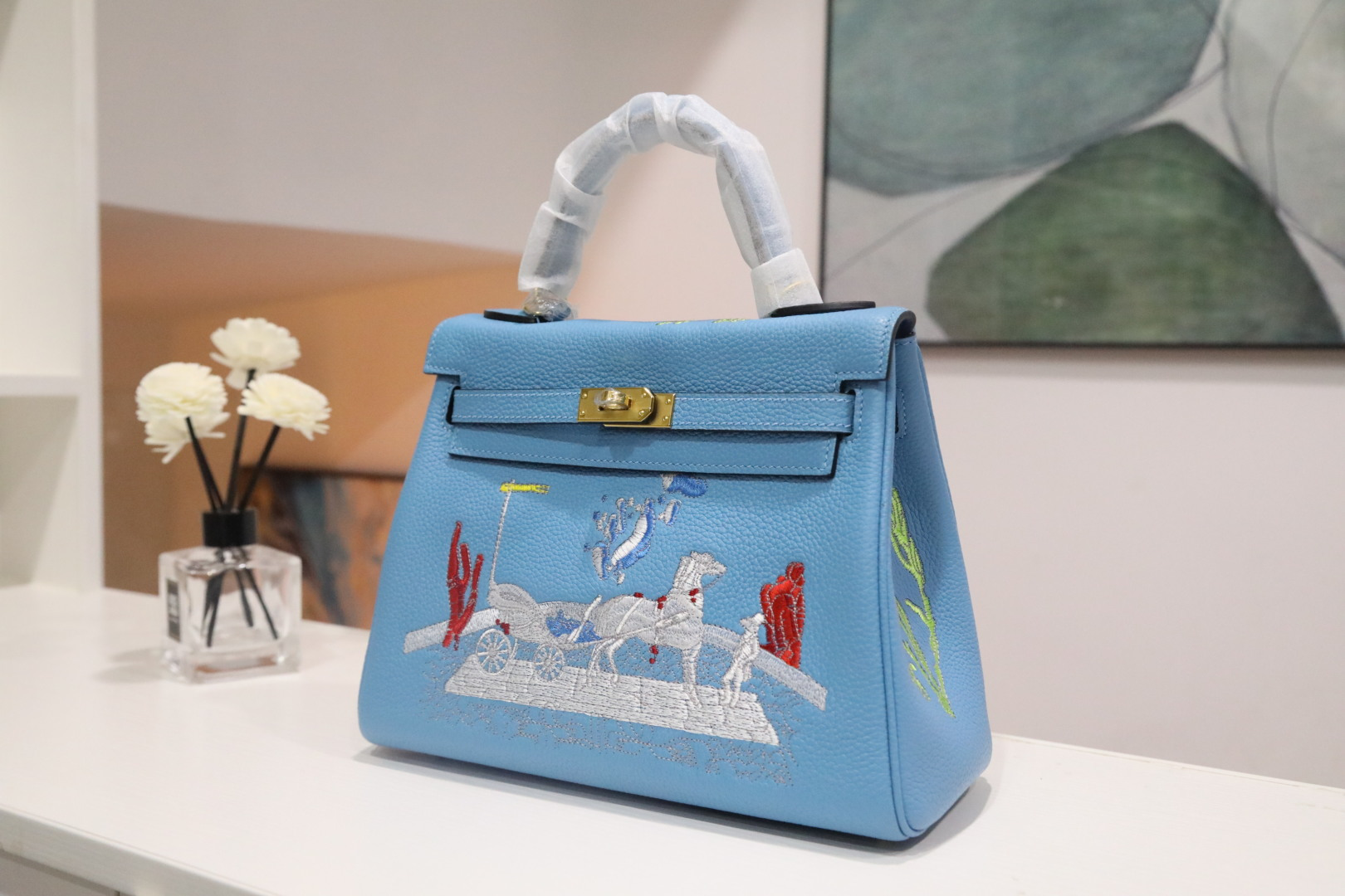 🐎新品
凯莉25马车刺绣款，【蓝色】togo皮，金色全钢五金，马家经典图案搭配经典的凯莉包型，沉稳不单调，高端手缝走线，内里山羊皮，欧美时尚