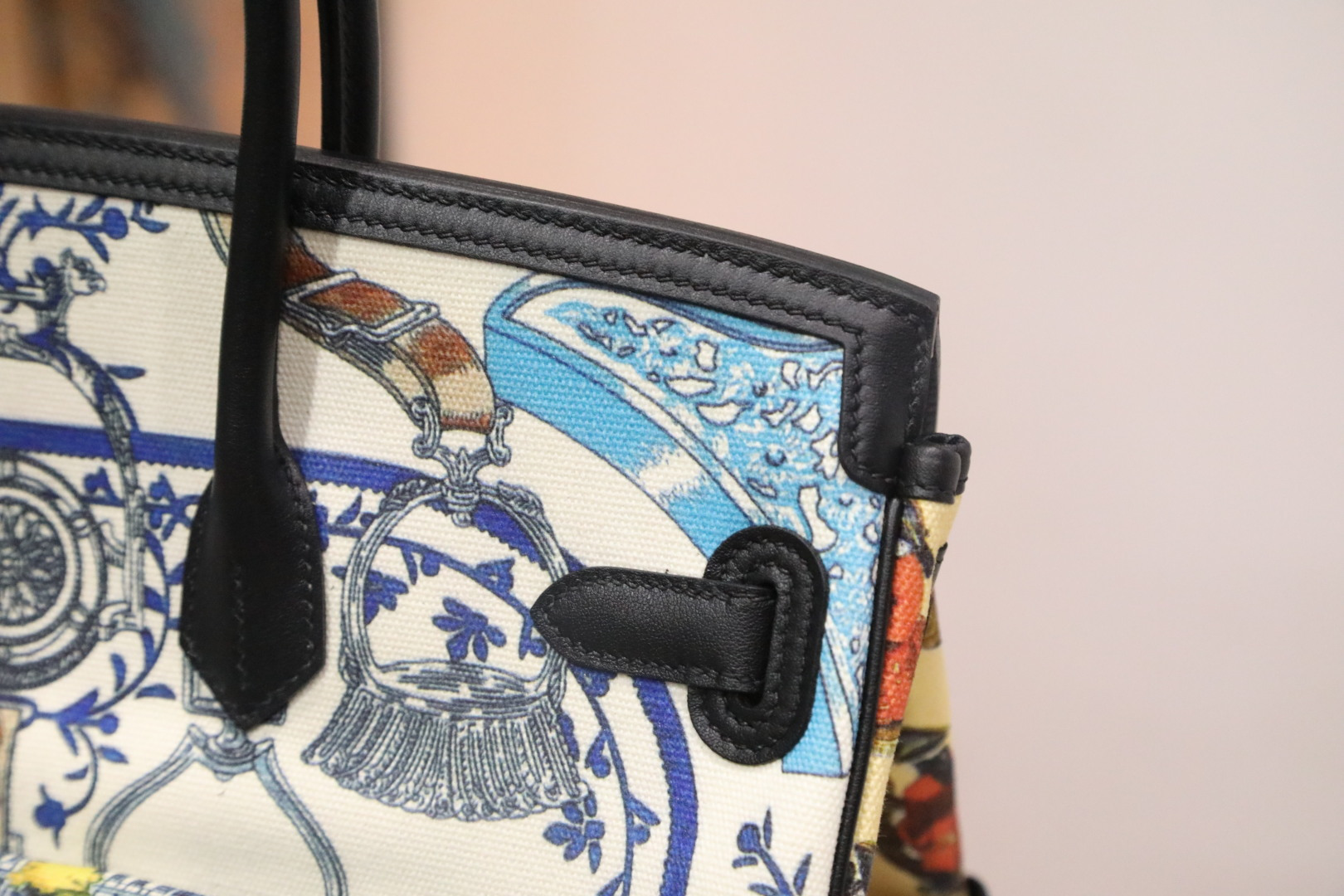 🐎新品
铂金款cargo涂鸦系列35尺寸【黑色】swift皮头层牛皮拼青花瓷涂鸦彩印帆布银扣，欧美时尚，高端典雅，手缝蜡线，全钢五金，私人订制