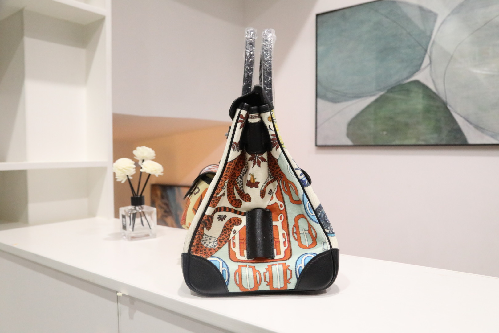 🐎新品
铂金款cargo涂鸦系列35尺寸【黑色】swift皮头层牛皮拼青花瓷涂鸦彩印帆布银扣，欧美时尚，高端典雅，手缝蜡线，全钢五金，私人订制