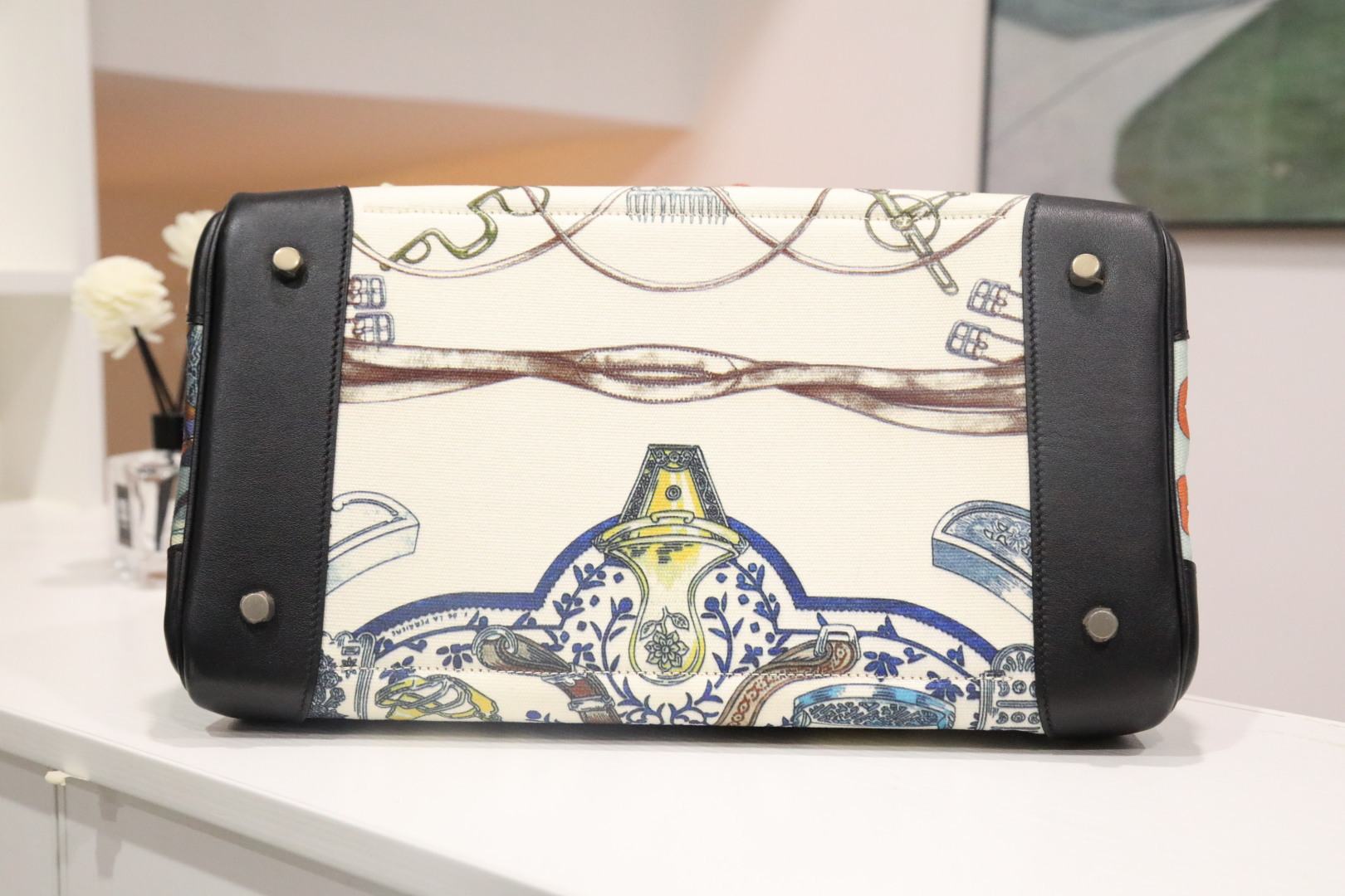 🐎新品
铂金款cargo涂鸦系列35尺寸【黑色】swift皮头层牛皮拼青花瓷涂鸦彩印帆布银扣，欧美时尚，高端典雅，手缝蜡线，全钢五金，私人订制