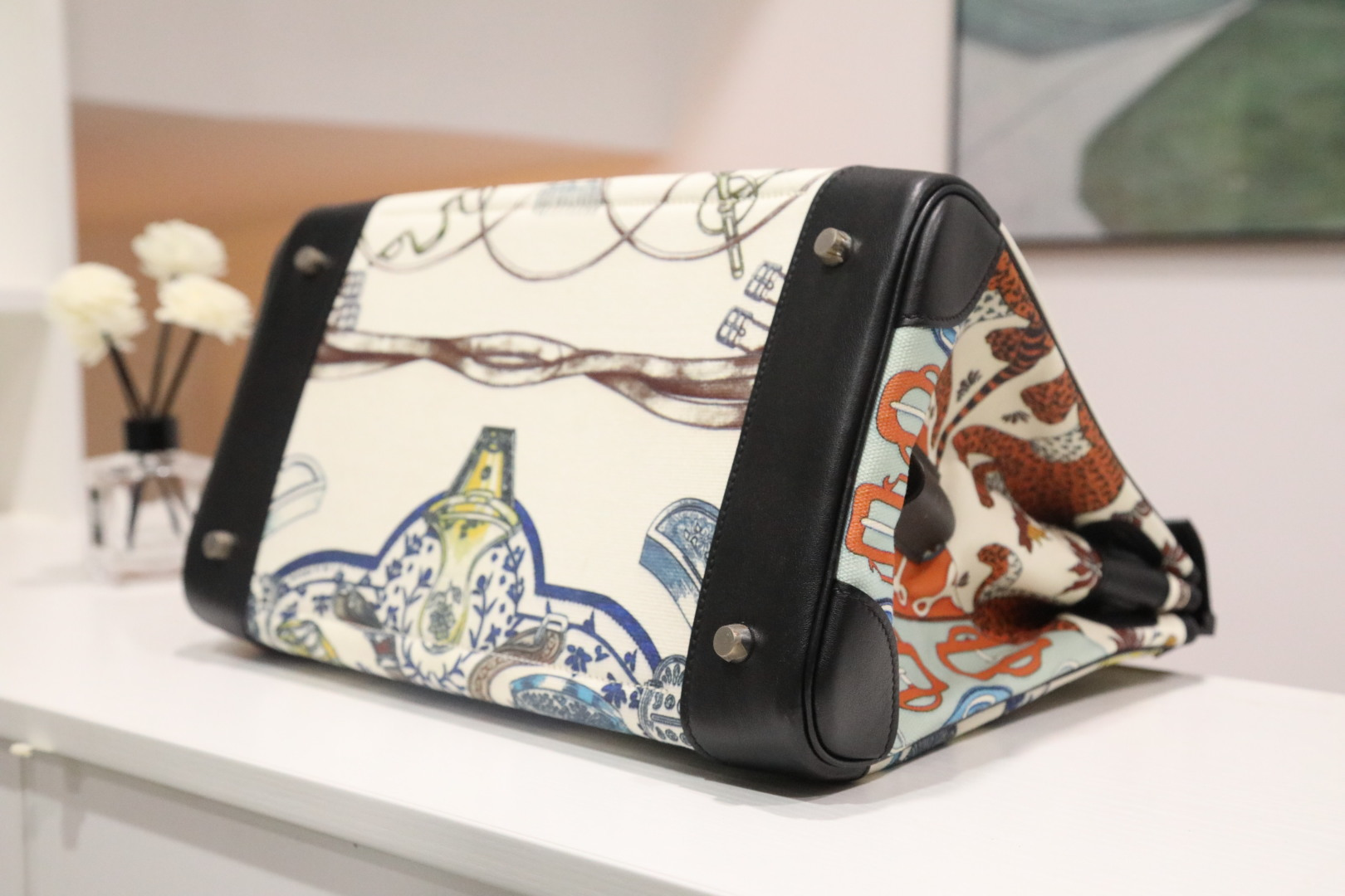 🐎新品
铂金款cargo涂鸦系列35尺寸【黑色】swift皮头层牛皮拼青花瓷涂鸦彩印帆布银扣，欧美时尚，高端典雅，手缝蜡线，全钢五金，私人订制