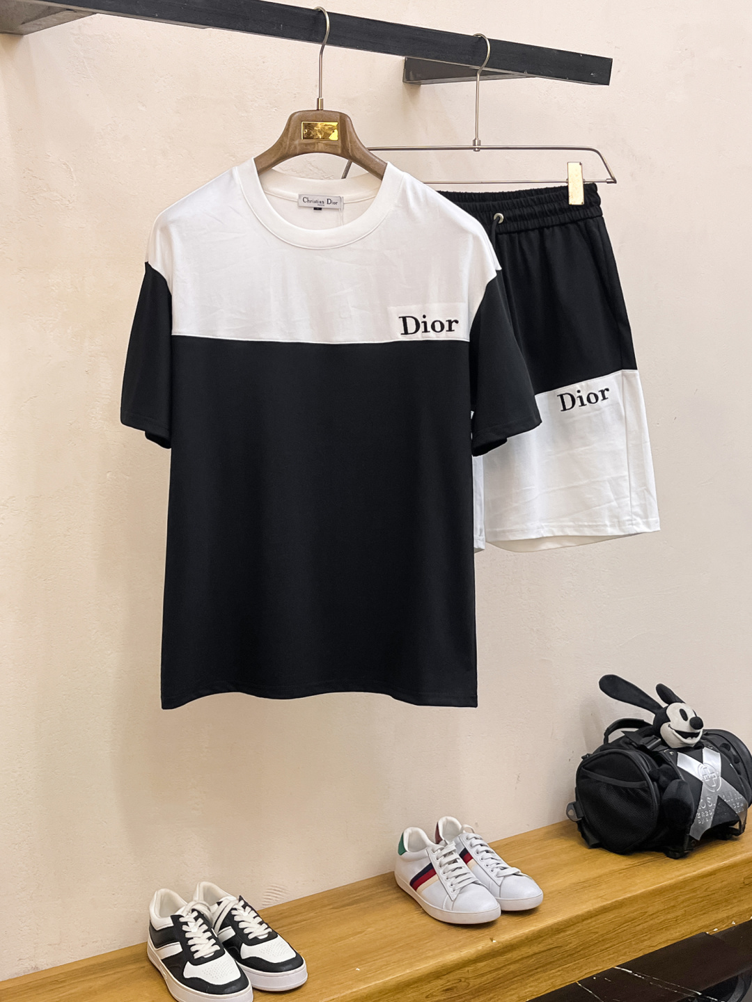 NO:410170,Dior Spring and summer top classic short-sleeved suit, exquisite craftsmanship counter fabric, top-level elements fusion, classic short-sleeved three-standard standard, trendy men's fashion, whether it is the comfort of the upper body or the incomparable existence, it can be said that everyone has a must-have set in summer. Number of numbers M-XXXL, dior, T-shirt, alexander wang19860909迪奥 春夏顶级经典短袖套装,精致工艺专柜面料,顶级元素融合打造,经典短袖3标齐全,潮男时尚,无论是上身舒适度还是都是无可比拟的存在,可以说是夏日必备人手一套 码数M-XXXL,,dior,T-shirt,alexander wang,Men's clothing