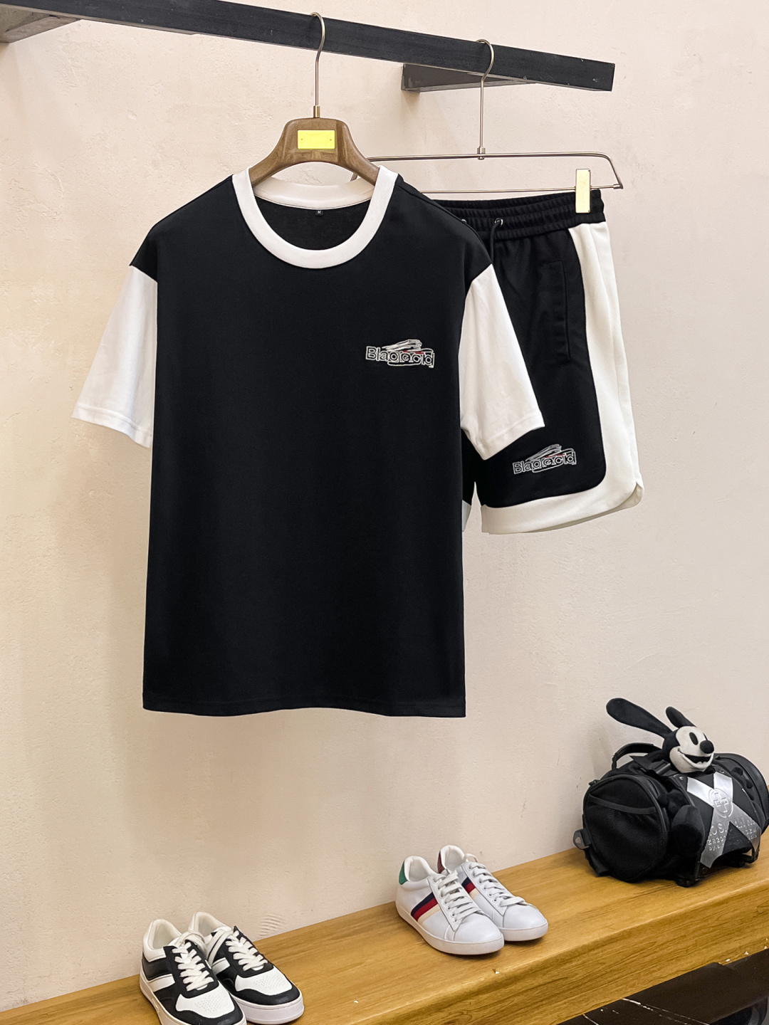 NO:410196,Balenciaga Spring and summer top classic short-sleeved suit, exquisite craftsmanship counter fabric, top-level elements fusion, classic short-sleeved three-standard standard, trendy men's fashion, whether it is the comfort of the upper body or the incomparable existence, it can be said that everyone has a must-have set in summer. Number of numbers M-XXXL, balenciaga, T-shirt, alexander wang19860909巴黎世家 春夏顶级经典短袖套装,精致工艺专柜面料,顶级元素融合打造,经典短袖3标齐全,潮男时尚,无论是上身舒适度还是都是无可比拟的存在,可以说是夏日必备人手一套 码数M-XXXL,,balenciaga,T-shirt,alexander wang,Men's clothing