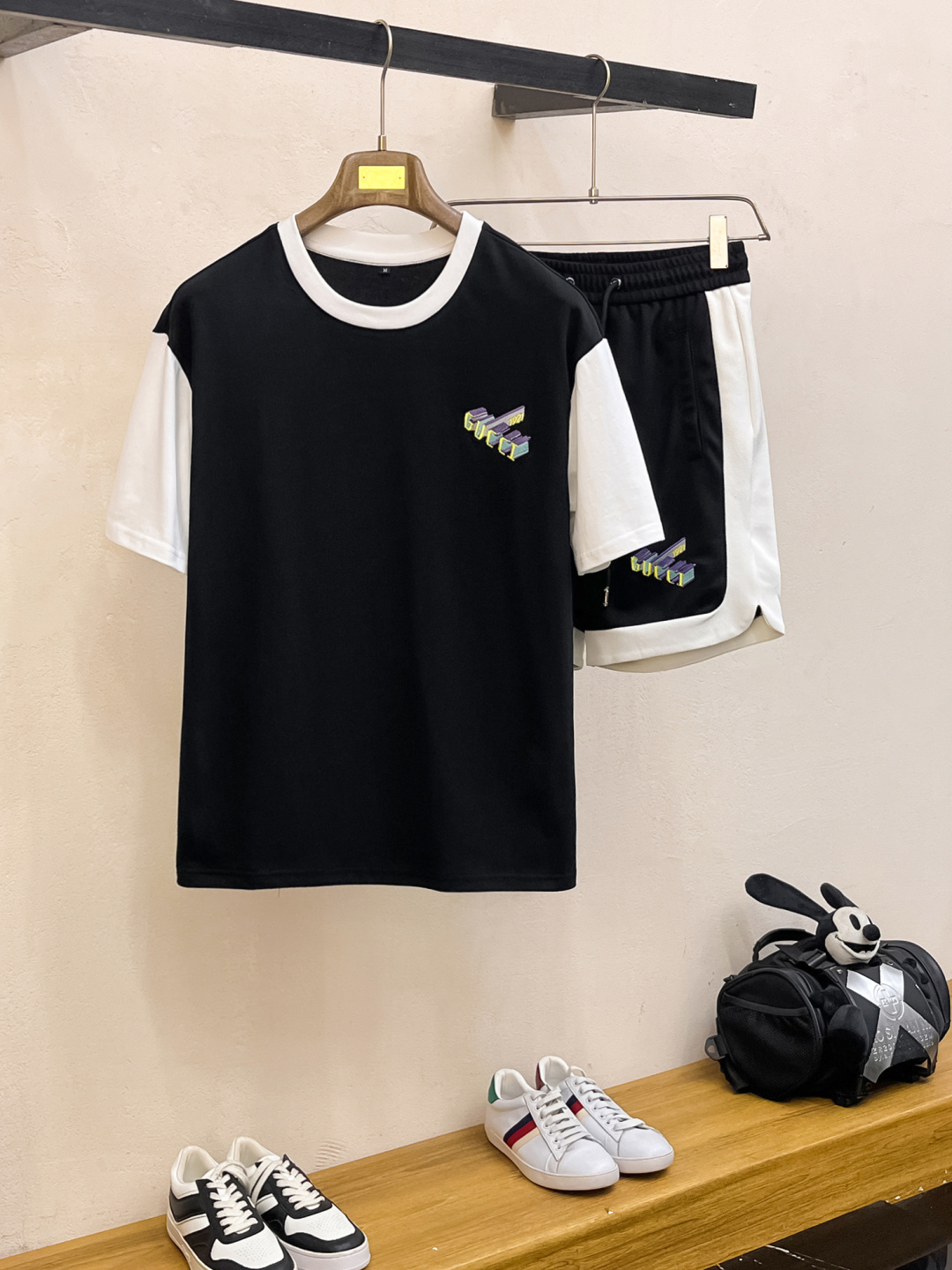 NO:410201,Gucci top classic short-sleeved suit in spring and summer, exquisite craftsmanship counter fabric, top-level elements fusion, classic short-sleeved three-standard standard, trendy men's fashion, whether it is the comfort of the upper body or the incomparable existence, it can be said that everyone has a must-have set in summer. Number of numbers M-XXXL, gucci, T-shirt, alexander wang19860909古驰 春夏顶级经典短袖套装,精致工艺专柜面料,顶级元素融合打造,经典短袖3标齐全,潮男时尚,无论是上身舒适度还是都是无可比拟的存在,可以说是夏日必备人手一套 码数M-XXXL,,gucci,T-shirt,alexander wang,Men's clothing