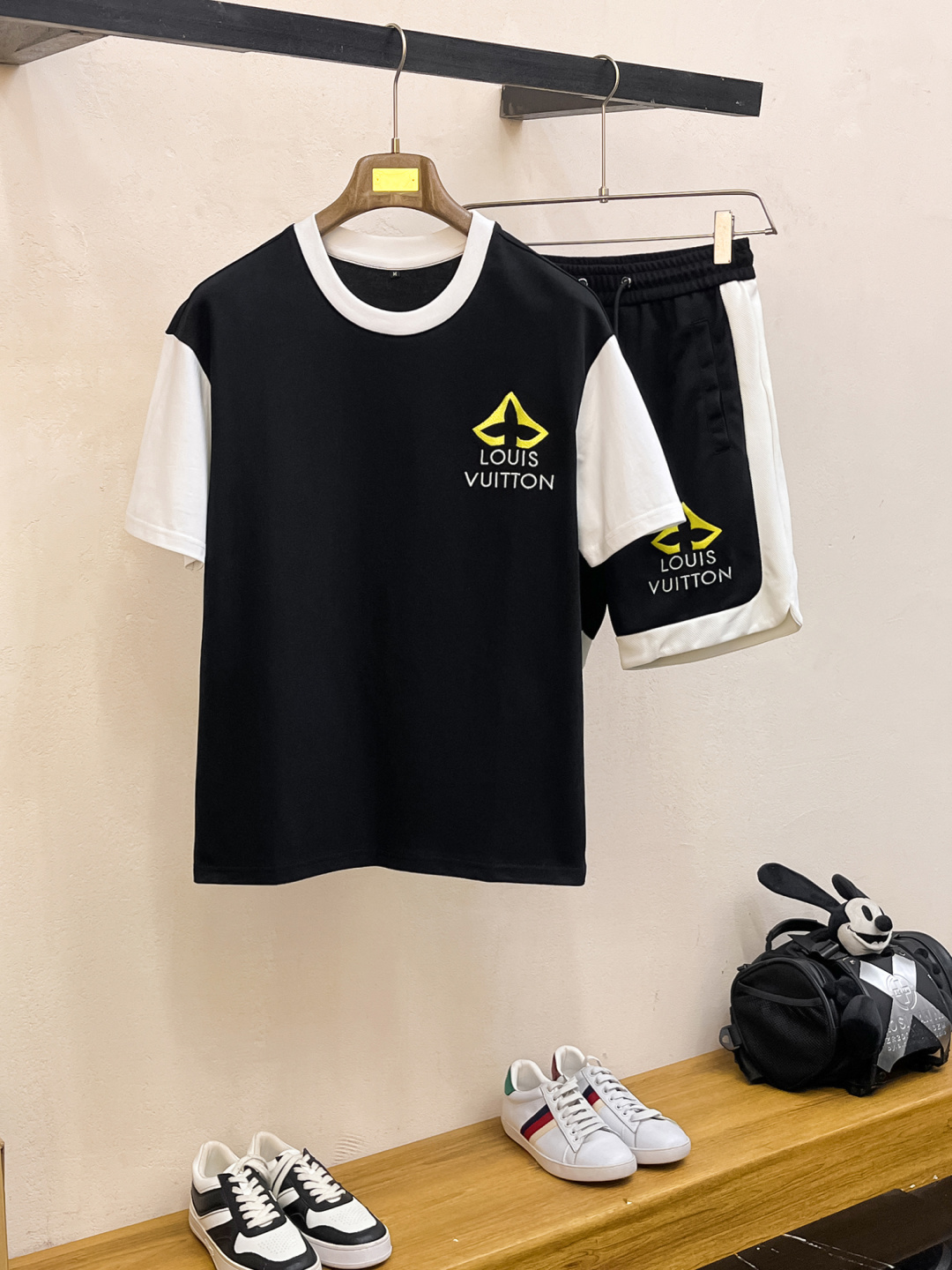 NO:410155,LV spring and summer top classic short-sleeved suit, exquisite craftsmanship counter fabric, top-level elements fusion, classic short-sleeved three-standard standard, trendy men's fashion, whether it is the comfort of the upper body or the incomparable existence, it can be said that everyone has a must-have set in summer. Number of numbers M-XXXL, louis vuitton, T-shirt, alexander wang19860909LV 春夏顶级经典短袖套装,精致工艺专柜面料,顶级元素融合打造,经典短袖3标齐全,潮男时尚,无论是上身舒适度还是都是无可比拟的存在,可以说是夏日必备人手一套 码数M-XXXL,,louis vuitton,T-shirt,alexander wang,Men's clothing