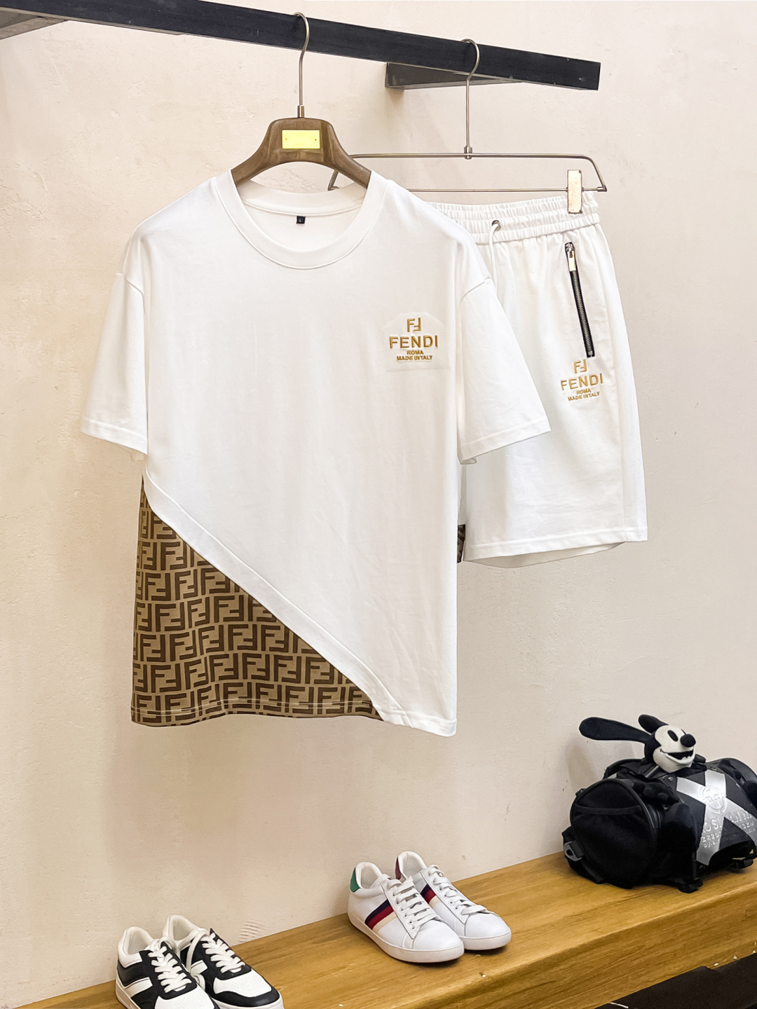 NO:410174,Fendi Spring and summer top classic short-sleeved suit, exquisite craftsmanship counter fabric, top-level elements fusion, classic short-sleeved three-standard standard, trendy men's fashion, whether it is the comfort of the upper body or the incomparable existence, it can be said that everyone has a must-have set in summer. Number of numbers M-XXXL, fendi, T-shirt, alexander wang19860909芬迪 春夏顶级经典短袖套装,精致工艺专柜面料,顶级元素融合打造,经典短袖3标齐全,潮男时尚,无论是上身舒适度还是都是无可比拟的存在,可以说是夏日必备人手一套 码数M-XXXL,,fendi,T-shirt,alexander wang,Men's clothing